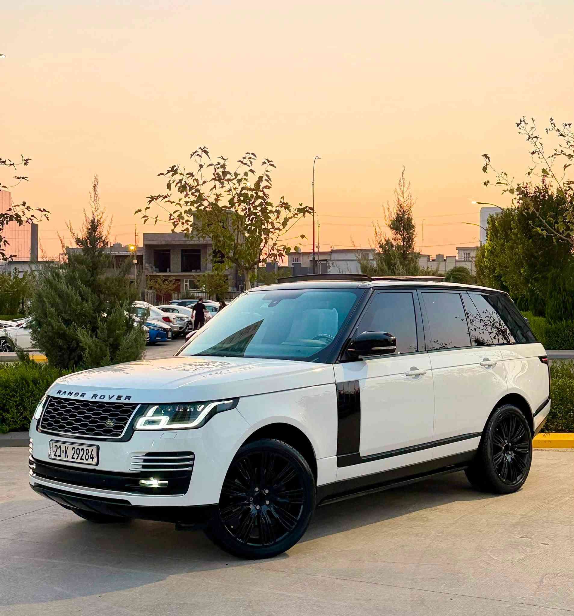 Range Rover Vogue 2016
کورسییەکانی پێشەوە و پشتەوە  کارەبایی 
▪️ کورسییەکانی پێشەوە و پشتەوە گەرمکەرەوە
▪️ سوکان هیتەر و کروز کۆنترۆل و تەحەکوم 
▪️ شاشەی ناوەڕاستی گەورە
▪️ سیستەمی مۆسیقا و کۆنترۆڵی دەنگ
▪️ تەبریدی  ئۆتۆماتیک و کۆنترۆڵی گەرمی
▪️ کامێرای دواوە و  پێشەوەو ۳٦٠
▪️ کۆنترۆڵی خێرایی 
▪️ ئاوێنەکانی  رادارو هیتەر و کارەبا
▪️ گیربۆکسی ئۆتۆماتیک
▪️ سیستەمی 4×4 مۆدی لێخورینی ٤ مۆد
▪️ ویل و تایەکانی جوان و گەورە
▪️ ناوەوەی فراوان و زۆر ئارام
 ناوەوە و دەرەوە زۆر جوان و پاک ماوتەوە  هەمو گیانی بەشەرت 
📍 ڕۆشتوو:95km هەزار کیلۆمەتر
💰 نرخ:235 $💵وەرەقە
سەیارەکەتەنها ١ پارچەی بۆیاخە
📞 بۆ زانیاری زیاتر و بینینی سەیارەکە، پەیوەندی بکە.
ژ.م ***********
