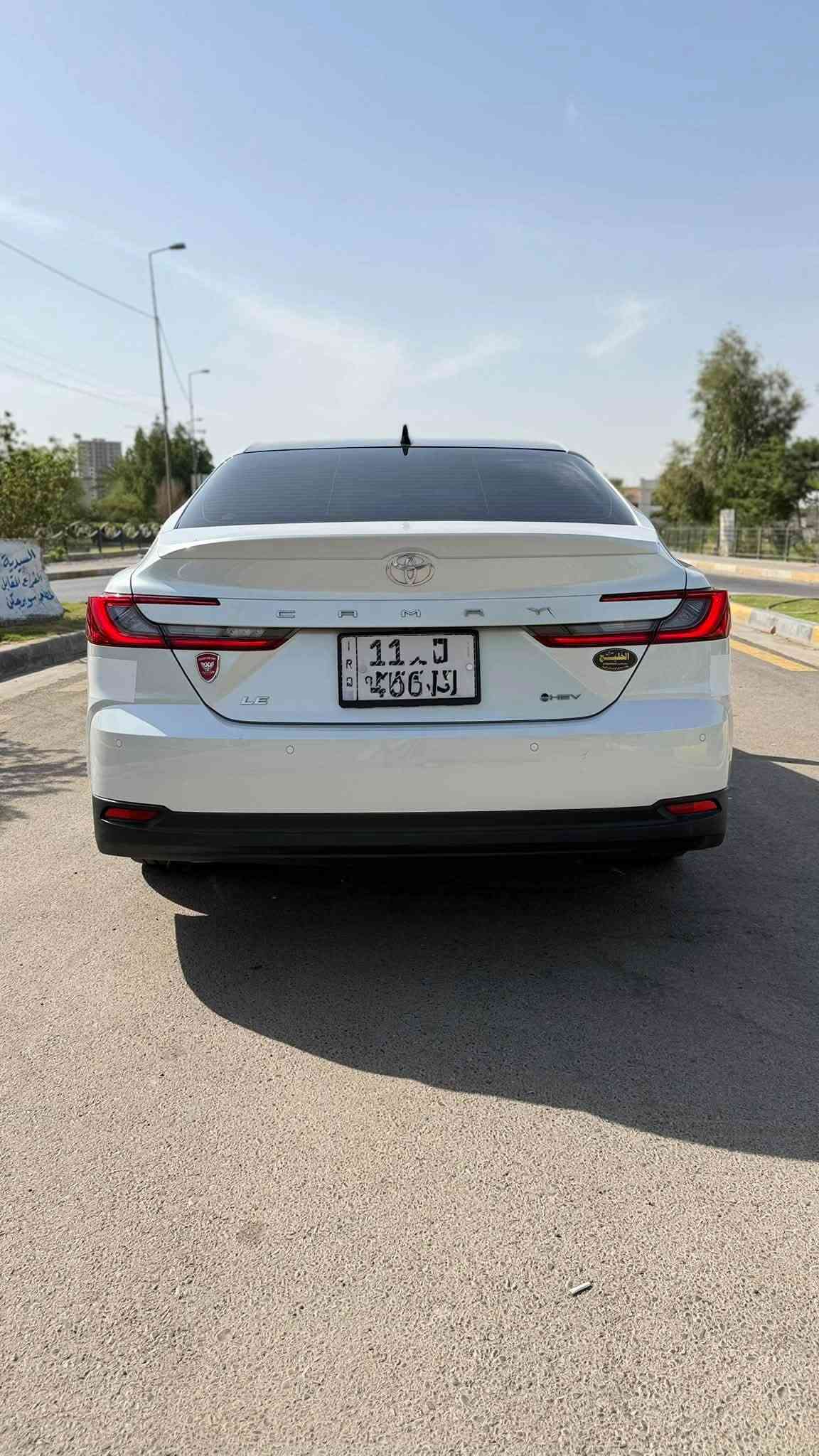 للبيع : كامري هايبرد 2025 خليجيه وكالة عبد اللطيف 
فئة lE ام البرده الخلفيه اعلى فئه 

ياباني اصلي 

بانورما على طولها مو بس فتحه 
ويل الشكل الجديد 
نظام كاربلاي 

المواصفات :
محرك هايبرد 2500 سي سي (بنزين + كهرباء)
. نظام دفع أمامي
. تشغيل بصمة (زر تشغيل)
. دخول ذكي بدون مفتاح
. حساسات أمامية وخلفية
. كامره خلفية
. أنوار LED أمامية وخلفية
. شاشة وسطية تعمل باللمس
. نظام Apple CarPlay و Android Auto
. تحكم بالمقود (ستيرنغ)
. مقاعد قماش
. مثبت سرعة
. مرايات جانبية كهرباء مع إشارات
. نظام مانع انزلاق + توزيع إلكتروني للفرامل
. نظام مراقبة ضغط الإطارات
. إضاءة داخلية بيضاء LED

السياره مكفوله كفاله عامه 
عده رصعه وسحبته bdr 

شراي تواصل على هذا الرقم 
***********
العنوان بغداد قرب تقاطع الدرويش
