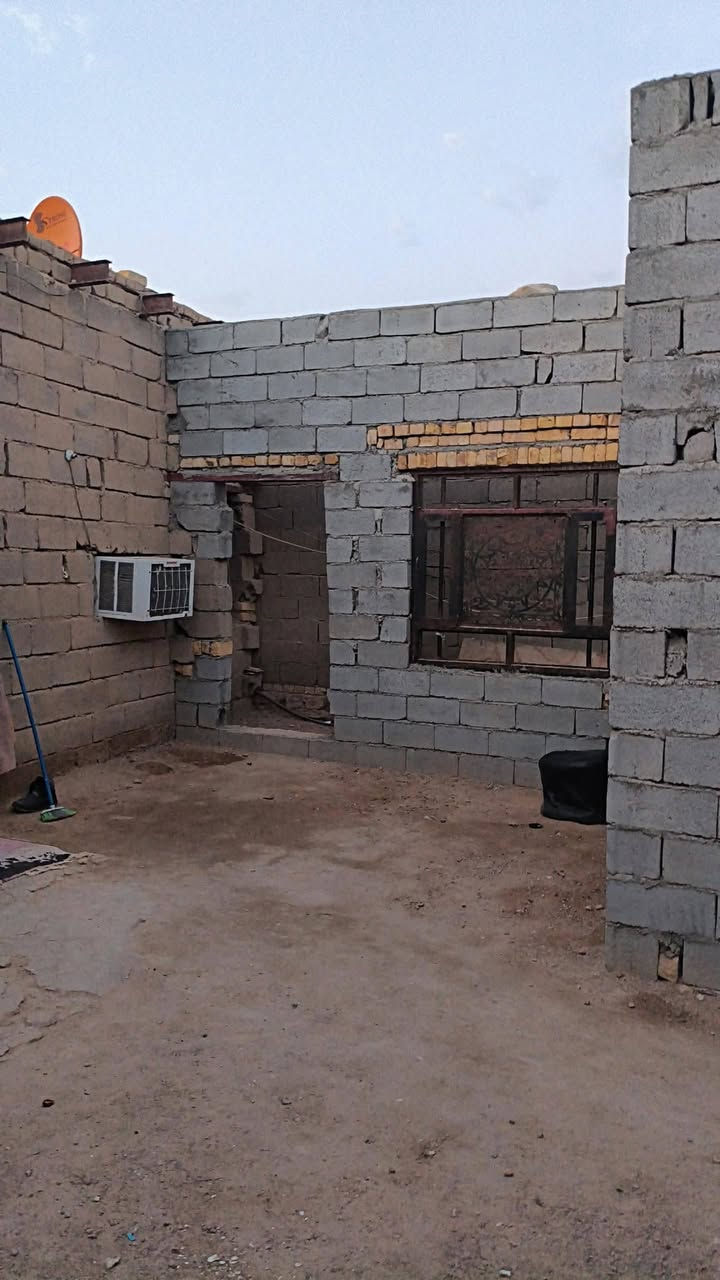 السلام عليكم بيت للبيع السماوه الدال معالي قرب الجسر 200 متر بغرفتين ومطبخ وحمامات مكملات وصاله وبراني ما مكملات ***********
