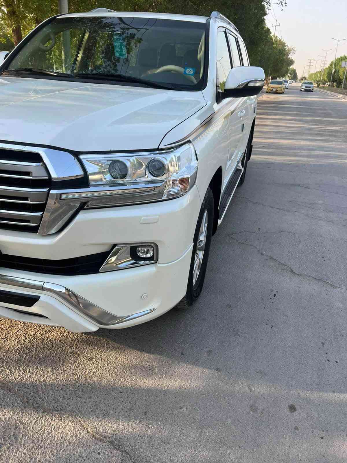 سلام عليكم 
لاند كروز موديل 2017
فول مواصفات فتحه شاشه جبيره 
ويل كروم ماشيه 160ك

بريم سياره بيه بس بنيد مبدل نفس لون فقط السياره كفاله عدا بنيد 
مكان سياره بابل 
سياره بسمي تحويل ثاني يوم 
وباقي مواصفات هيه معروفه ميحتاج اكتبه 
السعر 420بيه مجال 
*********** 
سبعه ركاب 
مكينه 6سلندر
