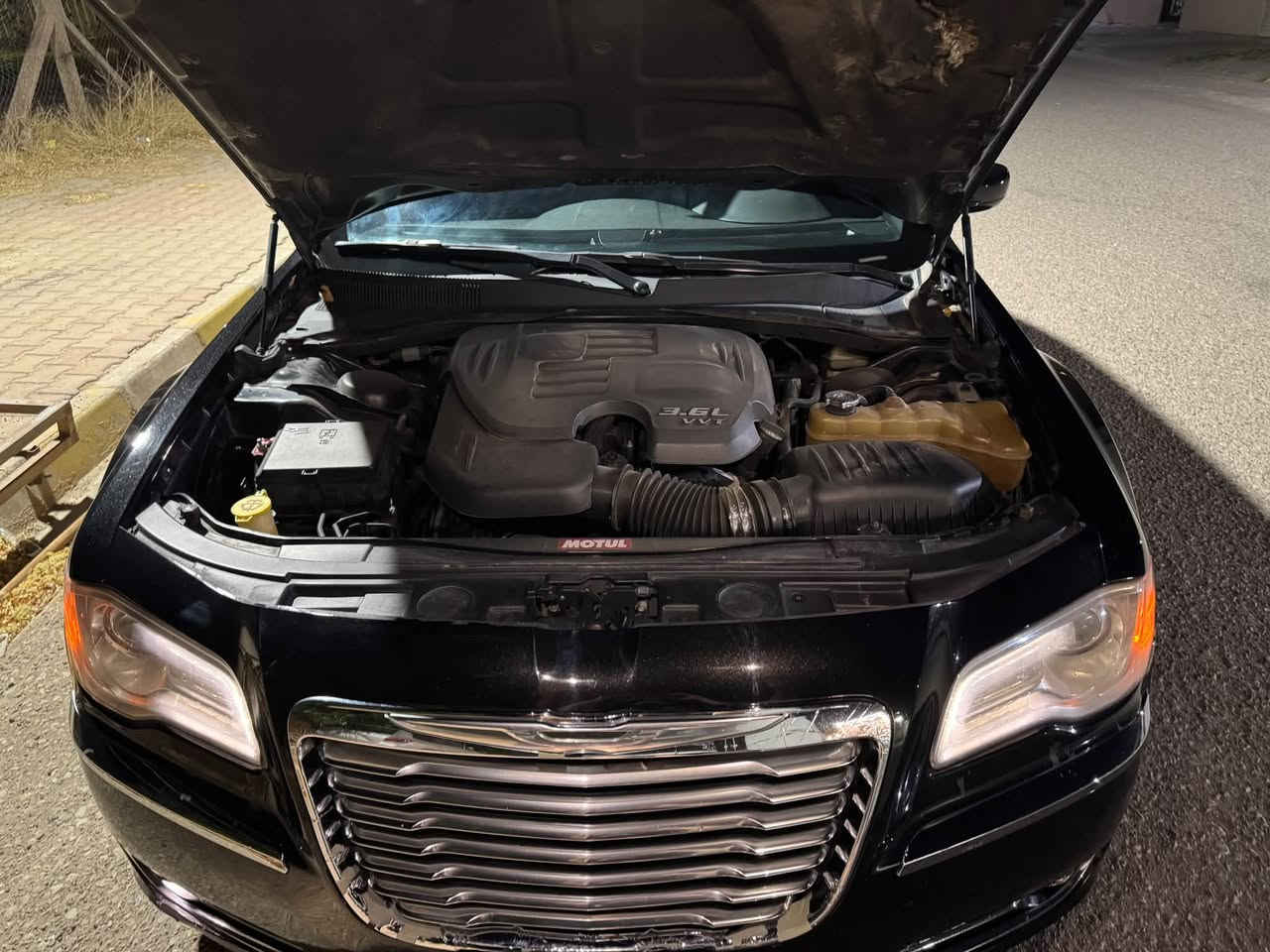 🚘 كرايسلر C300 موديل 2014
✨ المواصفات:

* محرك 3.6 V6 Pentastar
* كير أوتوماتيك 8 سرعات
* كشنات جلد
* كشنات أمامية تدفئة
* بانوراما مزدوجة
* تشغيل بصمة / دخول ذكي حسب التجهيز
* شاشة ومواصفات داخلية فخمة
* كاميرا خلفية
* تحكم بالمقود
* مكيف أوتوماتيك
* جنوط ألمنيوم
*شاشه محدثهSRT
*گيرر طيااري
*ممشه230 الف كيلو متر وليس ميل
🔧 حالة السيارة:

* المحرك والگير بحالة جيدة
* السيارة نظيفة ومرتبة
* كفالة السيارة: بس بااارد حك شبرر
* كفالة المحرك والكير
************

