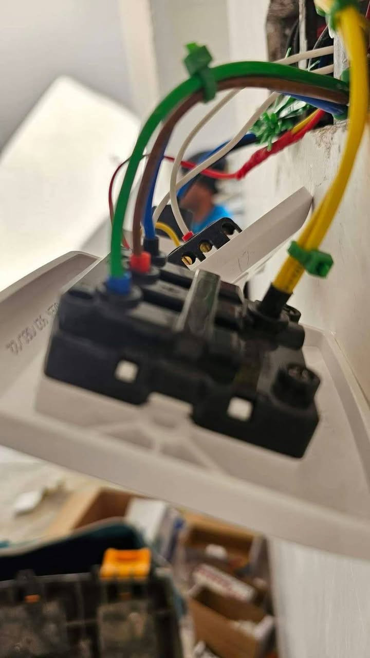 ⚡ شغلك علينا… وراحتك تهمنا ⚡
🔌 تأسيس كهرباء باحتراف
🛠️ صيانة وإصلاح الأعطال
🚿 تأسيس ماء وصحيات
🏠 شغل مرتب • دقة • جودة

📞 للحجز والاستفسار راسلونا الآن

@highlight
