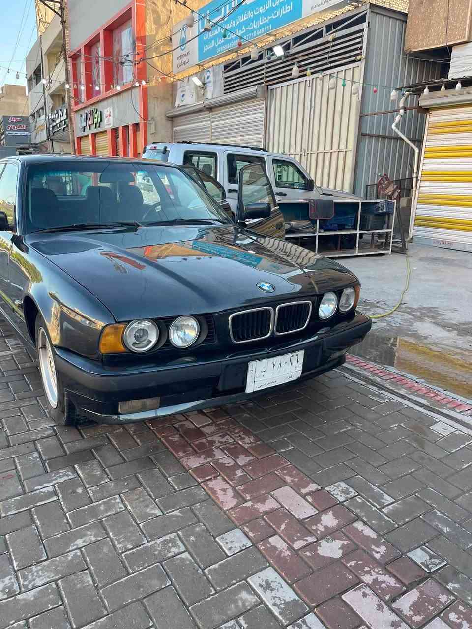 بي ام 525 لون اسود غير محدد 
المسكر موديل 1991 صدر جديد مكينة كير جديد تبريد ثلج خير من الله حماوة جوة نص متعبر رقم بغداد جديد بسمي مصفرة هزة جديدة 2026 سنوية جديدة بسمي  ل 2028 تحويل ثاني يوم مشروع وطني اي مكان تحول داخل مالته نظيف كهربائيات كله شغالة لايت زنون سيارة حلوة نظيفة متعبك 
المكان بغداد الدورة  ***********
السعر 53 بيه مجال

