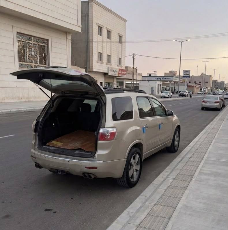 *مواصفات GMC Acadia 2008 وارد خليجي فول مواصفات - اللون الذهبي* 👑

### *1. المحرك والقوة*
- *المحرك*: 3.6L V6 DOHC 
- *القوة*: 275 حصان @ 6500 rpm
- *العزم*: 328 نيوتن.متر
- *القير*: 6 نمر اوتوماتيك FWD او AWD

يالله اللهم صل على محمد وال محمد 
كل شي مذكور 👇👇
بيع او مراوس سيارة حمل بيك اب 
 *2. المواصفات الخارجية - فول SLT2*

- *اللون*: ذهبي شمبانيا / 
- جنطة لمس *: 18 انش كروم
- *الاضواء*: زنون HID مع لد نهاري + حساسات اضاءة
-  اشارة بالمريا 
- *السقف*: فتحة سقف بانوراما كبيرة
- *الحساسات*: حساسات خلفية + كاميرا رجوع
- *الخطاف*: جراب سحب امامي وخلفي كروم

 *3. المواصفات الداخلية - فول*
- *المقاعد*: جلد فخم  مشمشي  7💺راكب. الصف الثاني كابتن سيت
- *التدفئة*: مقاعد امامية كهرباء وخلفية مدفية + ستيرن مدفي
- *التكييف تبريد 🥶*: دبل زون اوتوماتيك + تكييف خلفي منفصل ثلاث قطع تبريد خير من الله 
- *الشاشة*: شاشة DVD سقف للركاب الخلفيين + سماعات Bose 10 سماعة
- 
- *الذاكرة*: كرسي السايق كهرباء + ذاكرة + مرايات ذاكرة
- *الامان*: 6 ايرباك + نظام ثبات + مانع انزلاق + مراقبة ضغط الالاطارات
مكفولة من الضربة والعيب الشرعي راعيها بالبصرة مكان السيارة قضاء الدير قرب المحكمة 
سنوية انتهت الشهر الرابع 
رقم بغداد مشروع وطني تتحول وين مايعجبك 
ترايك وين ماتحب الحمدلله 
حدادة كلها جديد وكالة 
طخم تاير 
محرك وكير نعمه من الله 
سيارة جاهزة مال جناي 
بيها ضربة باب الخلفي جهة مقابيل السائق دعمني ابن حلال ورايح وهي واكفة الله يغفرله 
تفاصيل اكثر ***********
***********
السعر 95$ وبيها مجال حك الجية 
وبخدمة الطيبين 
وربي يرزق الجميع بحق محمد وال محمد 🥰
