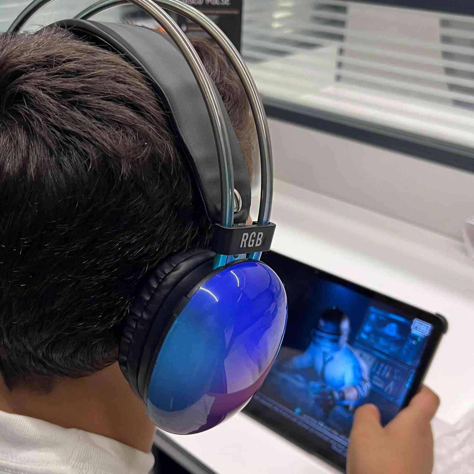السلام عليكم عليها خصم لفتره محدوده
سماعةRGB

سماعة الألعاب اللاسلكية RGB PG580 Disco Pulse

استمتع بتجربة صوت وإضاءة مميزة مع سماعة PG580 اللاسلكية بتصميم RGB عصري مناسب للألعاب والموسيقى والاستخدام اليومي.

• اتصال لاسلكي Wireless V5.3 لحرية أكبر أثناء الاستخدام

• إضاءة RGB LED متعددة التأثيرات بتصميم ملفت

• وحدة صوت بقطر 40mm لصوت واضح وعميق

• مايكروفون مدمج للمكالمات والدردشة

• تدعم أزرار تحكم متعددة لتغيير الأغاني والتحكم بالصوت والرد على المكالمات

• تدعم كارت TF مع منفذ شحن Type-C

• الموديل: PG580 Disco Pulse

• نوع الاتصال: Wireless V5.3

• نوع المنتج: Wireless Gaming Headphones

• قطر السماعة: Φ40mm

• نطاق التردد: 20Hz – 20kHz

• الحساسية: 119±3dB

• الجهد المقنن: DC 5V

• التيار المقنن: ≤1mA

• سعة البطارية: 800mAh

• وقت الشحن: حوالي ساعتين

• الوزن: 320g ±5g

• الشحن: Type-C

• المزايا الإضافية: ANC Intelligent Active Noise Reduction / Built-in Mic / RGB Lighting

محتويات العلبة:

• سماعة PG580 RGB

• كيبل شحن Type-C

• كتيب التعليمات

.السعر 15.000بدل الـ19,000

توصيل الى جميع المحافظات 🚚 

للتواصل ***********او***********

أي خلل ترجع بيد المندوب
