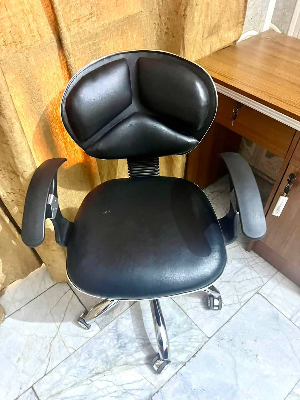 سلام عليكم ميز صغير يرهم مال دراسه طول متر والعرض نص متر نظيف وجديد ما صالي سبوعين من مشتري بعده بنضافته والكرسي ايضاً جديد ونظيف سعرهن ثنينهن 150الف اني مشتريهن اغله بس اريد ابيع لين اريد انتقل لغير مكان 
هاتف اتصال /***********
واتساب فقط/***********
مكاني/ بغداد بغداد الجديده
