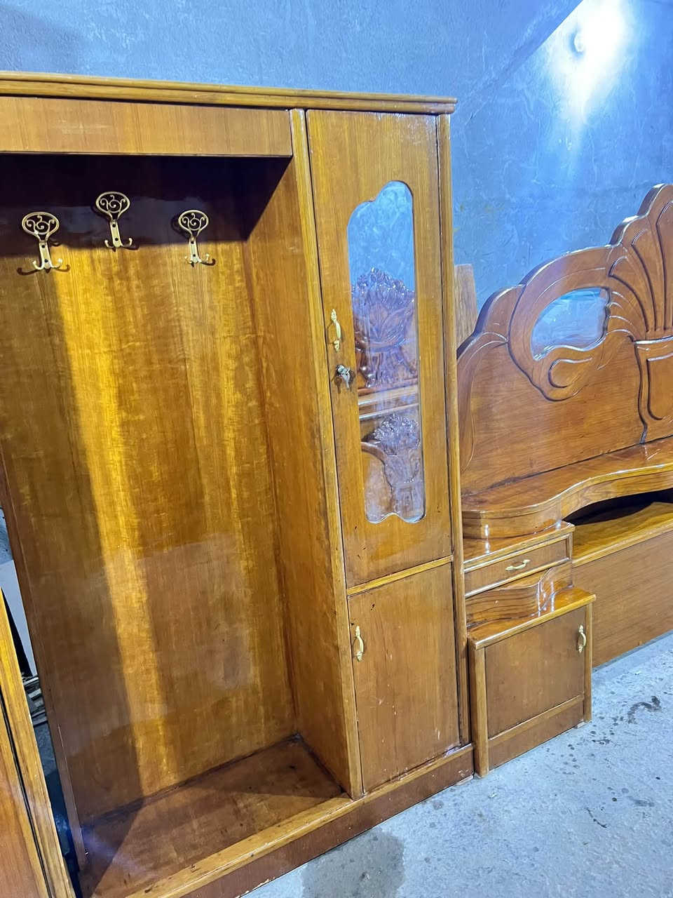 سلام عليكم غرفه نجاره صاج مستخدمه نظيفه السعر ٧٠٠  ***********
