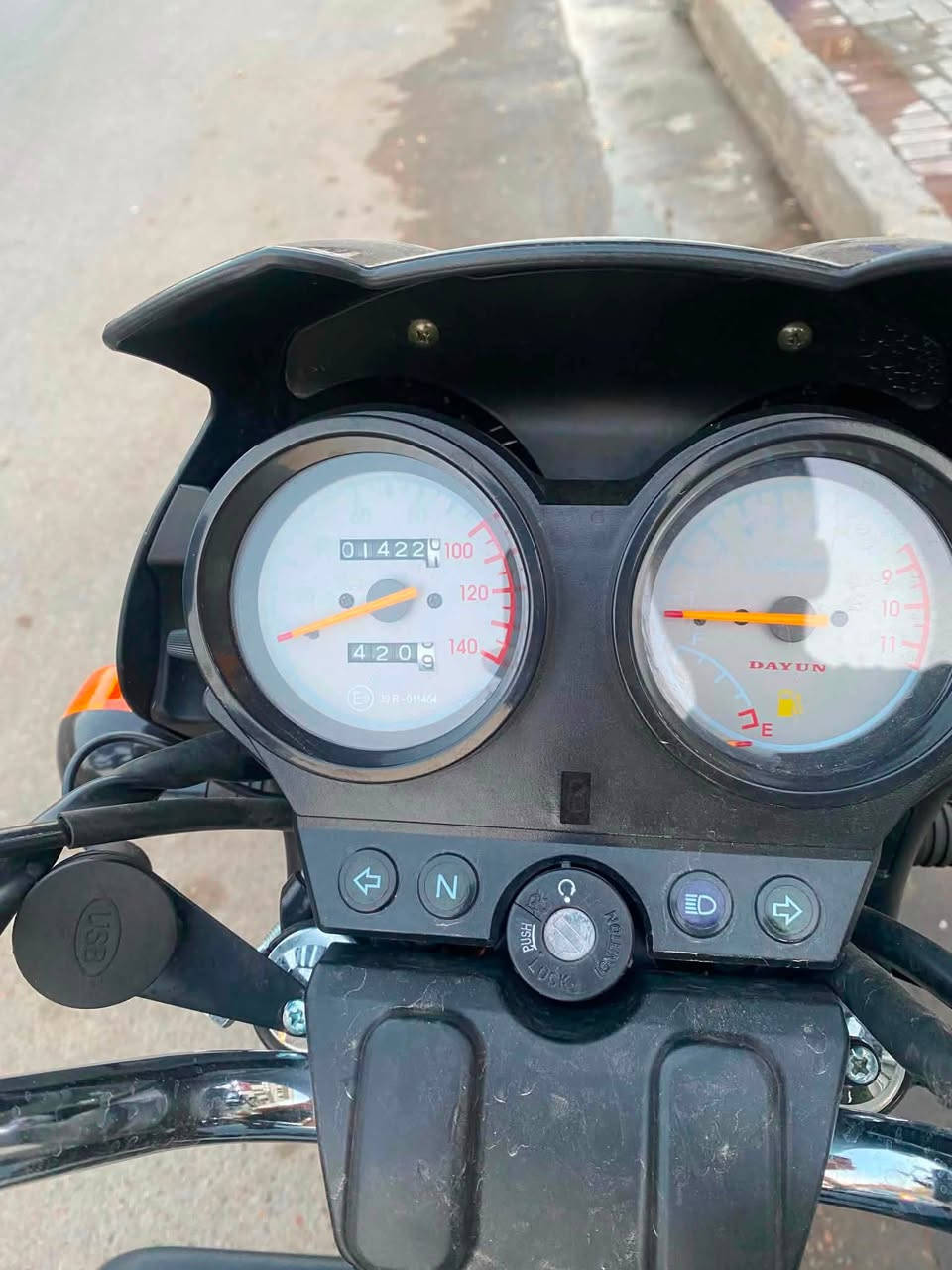للبيع: دراجة دايون (Dayun)
الموديل / الوجبة: 26
 حجم المحرك: 200cc
 التسجيل: رقم بغداد (الأوراق كاملة والسنوية كافلة)
 الحالة العامة: الدراجة نظيفة جداً ومحرك بشرط النظافة، جاهزة للاستخدام وما تحتاج أي مصاريف.
 السعر: 2,900,000 دينار (قفل / : مع تفاوض بسيط للجادين)
 المكان: بغداد - الدورة
 للتواصل والاستفسار[ ***********] أو تواصل عبر الرسائل.
