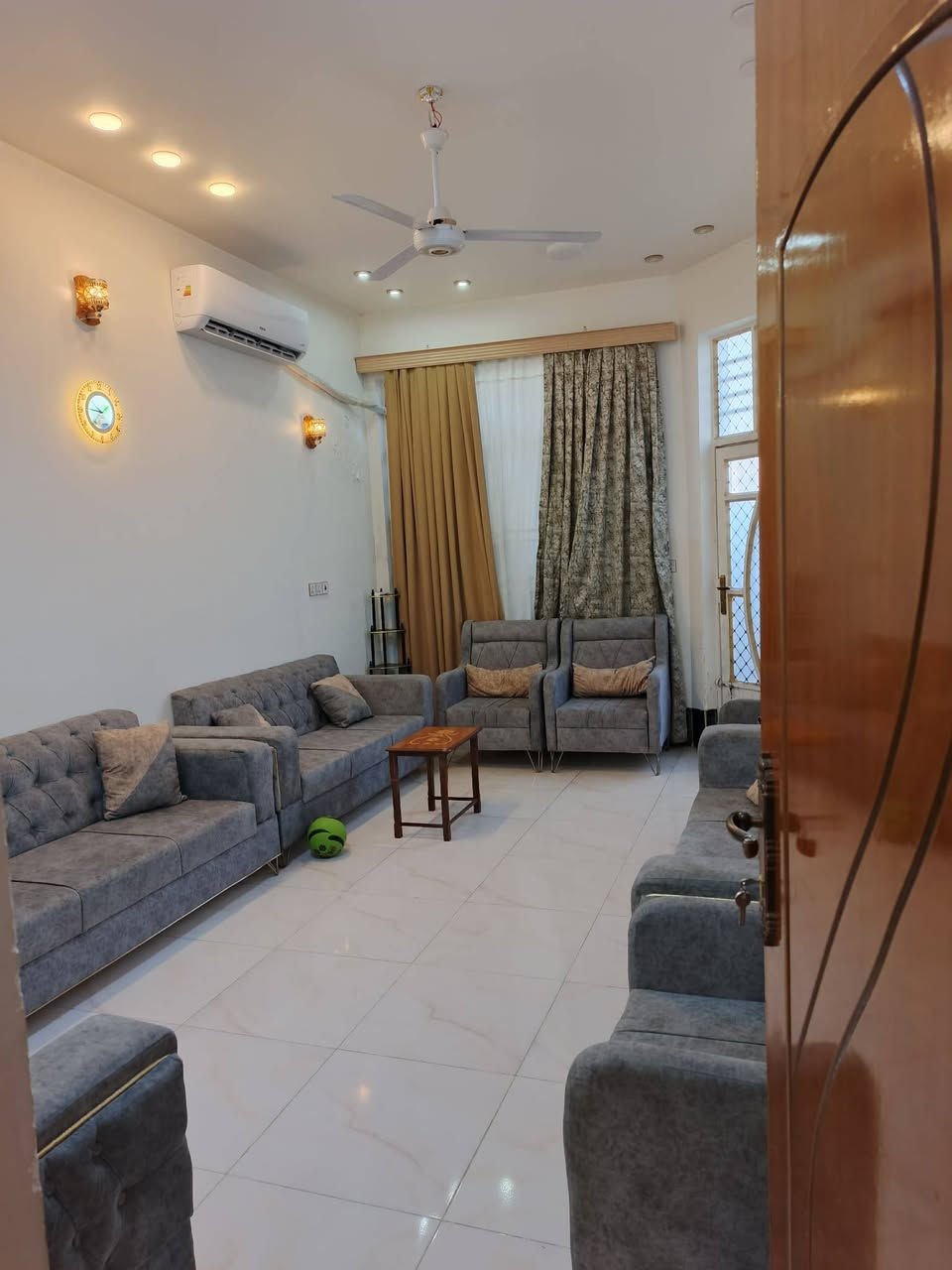 🏡 دار للبيع مطلوب أسكان
ملاحضه لمعرفة السعر اكتب تم 
 📝طابو ملك صرف 
📍 الموقع:الحولي. قرب أسواق بغداد 
وجه على متنزه، موقع مميز وهادئ
🔹 البناء: طابق واحد + الطابق الثاني صالة فقط
🔹 المساحة: 150م²
تفاصيل الدار: 
• غرفتين نوم
• صالة 
• استقبال 
• مطبخ
• صحيات داخلية وخارجية
• مناور عدد 2
• الطابق الثاني: صالة فقط
الغراض والمحتويات مع الدار: • 
3 سبالت: واحد كنتوري + 2 جداري
• تخم ديوان للصالة
• كاونتر طباخ
• منضدة وأوفن مع الكاونتر
• مغاسل
• غسالة
• فلتر ماء
للاستفسار مراجعة مكتب عالم العقار في الجمعية مقابل الإطفاء او الاتصال 
***********
***********
 #عندك_عقار_للبيع_فقط_راسلنا_اواتصل_وات_ساب
