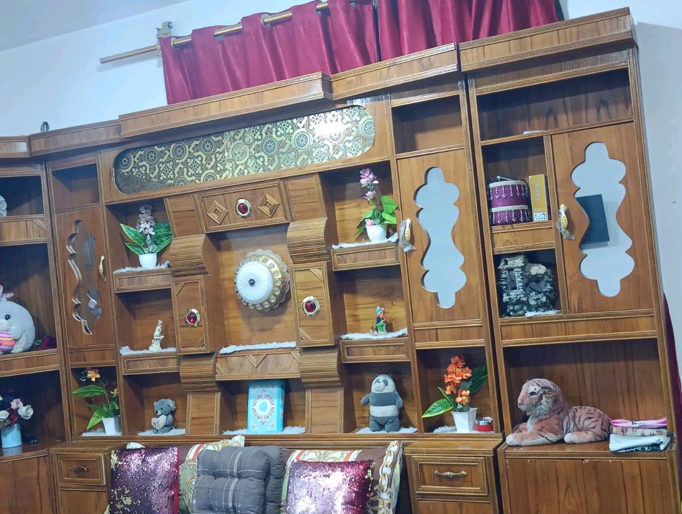 سلام عليكم غرفه للبيع صاج عراقي ست ابواب ابو ملحق والغرفه نضيفه والعنوان الرمادي 
السعر 800
الرقم ***********
