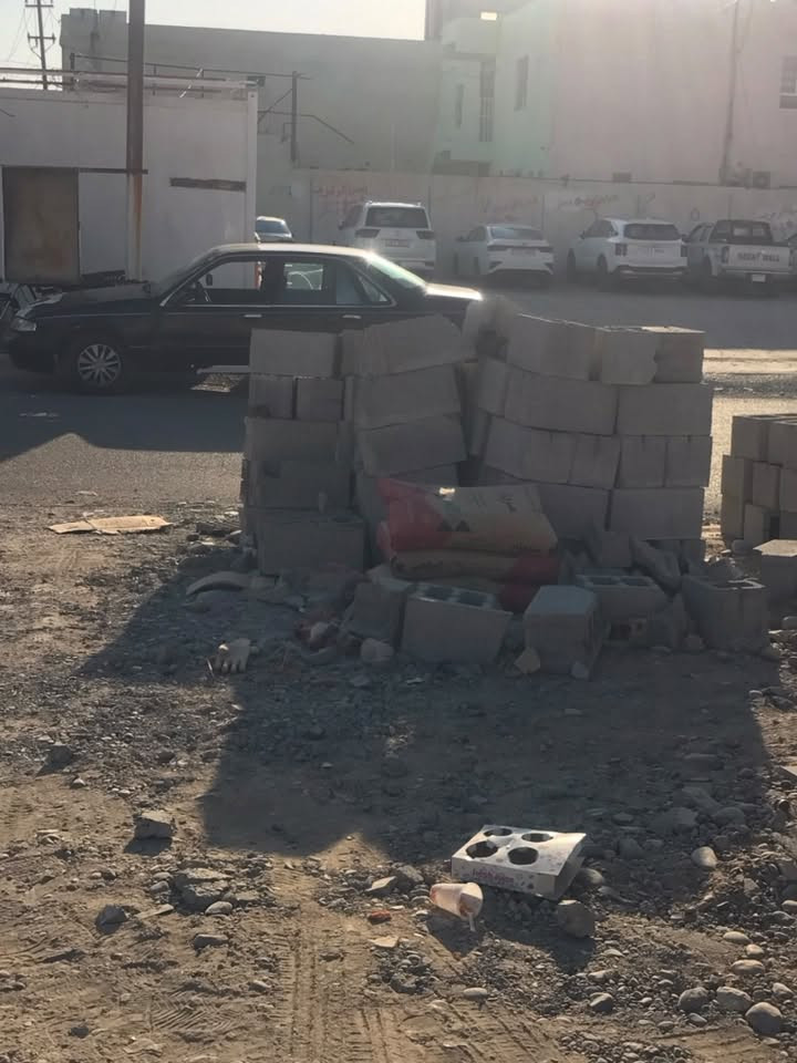 عندي هاذه البلوك تقريبا بل50بلوكه و٣اجياس سمنت اريد ابيعها ‭***********
