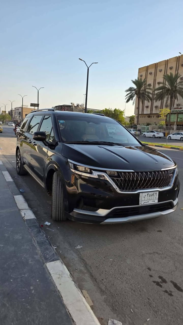 كيا كرنفال 2022 وارد أمريكي 
السياره مواصفات  EX فول عدا الفتحه مو العاديه بلا مواصفات اخوان 
• المحرك: V6 بنزين
• السعة: 3.5 لتر
• الوقود: بنزين
• عدد المقاعد: 8 ركاب

🛋️ التجهيزات – EX

• شاشة وسطية 12.3 إنچ
• Apple CarPlay وAndroid Auto
• شاشة عدادات رقمية
• تشغيل بصمة/زر وSmart Key
• تشغيل عن بُعد
• تكييف أوتوماتيك
• تحكم بالمكيف للمقاعد الخلفية
• مقاعد أمامية كهربائية
• مقاعد الصف الثاني مريحة وقابلة للإزالة
• مقاعد الصف الثالث قابلة للطي داخل الأرضية
• باب خلفي كهربائي
• أبواب جانبية كهربائية
• جنوط ألمنيوم
• إضاءة LED
• كاميرا خلفية
• حساسات خلفية
• مثبت سرعة
• نظام مراقبة النقطة العمياء
• تحذير الخروج عن المسار
• مساعد المحافظة على المسار
• فرملة طوارئ أوتوماتيكية
• تحذير اصطدام أمامي
• تحذير حركة خلفية

السياره ماشيه 60 ألف ميل فقط 
السياره نظيفه وما ناقصها شي
مكان السياره الحله 
السعر : 239 وبيها مجال حك الجيه 
الرقم : ***********
