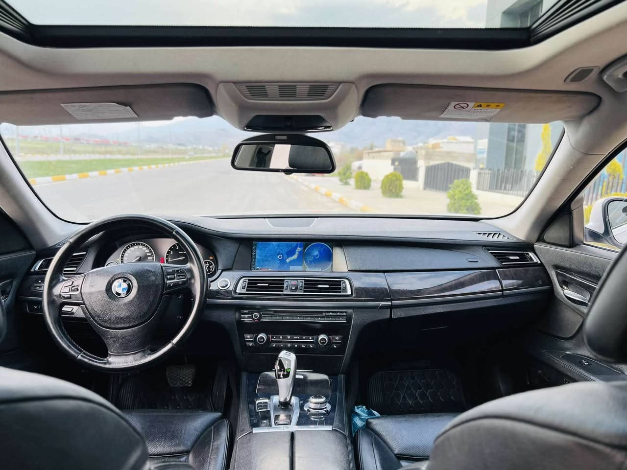 فروشتن خيرا
BMW 750i  2010
فول فول  
-------------------------------
مه كينه ى 8 پستنى ده بل توربو ى 
گيرو مكينه به شه رت نه 
كراوه ته وه بى بوياغه 
-------------------------

4ده رگاو سندوقى شه فته ئيش ده كات 
5په رده يه بلاده 
 بۆکس.. 
ناولید...
گێڕ ئۆتۆ...
..گێر عادی..
لایت لید..
لایت زینۆن..
فڵچە ئۆتۆ..
فڵچەی لایت.. 
پێشو دوا حاسە..
نۆتفیکەیشن..
گاعی بیلادی .
جوار ده رگا بصمه 
لۆگۆی دەرگا..
سنوقی فریاگوزای ..
سنوقی خواردنەوە.. 
سوکان کارەبا..سوکان خەزن..کوشن کارەبا..کوشن خەزن 
لیدی ناو دەسک دەرەوەو ناوەوە..تەبریت مەرکەزی .. 
تەبریت ئۆتۆ ..
لایتی دەستی..
داتاشؤ....
تحديد سرعه.....
تايه و ويلي لوك لوكى له سه ره.....
گێڕو مەکینە بیلاتی هەموو شتێکی لەسەر دەقی شەریکەیە 
--------------
تکایە موشتەری نیت بێزارم مەکە 
*********** كويسينجاك, أربيل
