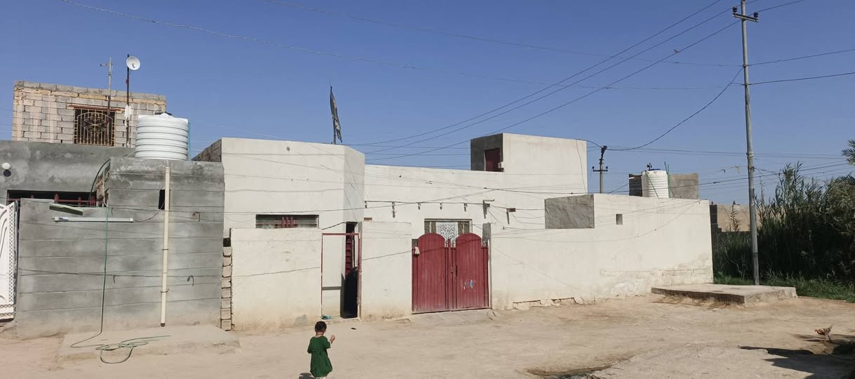 بيوت عدد ٣البيت الاول ٣غرف وصله واستقبال مساحته ٤٠٠م ومطبخ وصحيات  البيت الثاني ٣غرف وصاله واستقبال مساحته ٣٠٠م و تقريبا البيت الثالث غرفتين وصاله ١٢متر وستقبال ومدخل ومطبخ وصحيات البيوت نفس المكان تفيد كرايب ٣بيوت وبيناتهم ساحه ١٠٠متر الشارع التبليط يبعد ١٠٠متر متوفر ماء اساله وماء نهر وكهرباء وسحب المكان قريه البوخلف الثانيه  السعر ٩٠وبيهن مجال بسيط ***********
