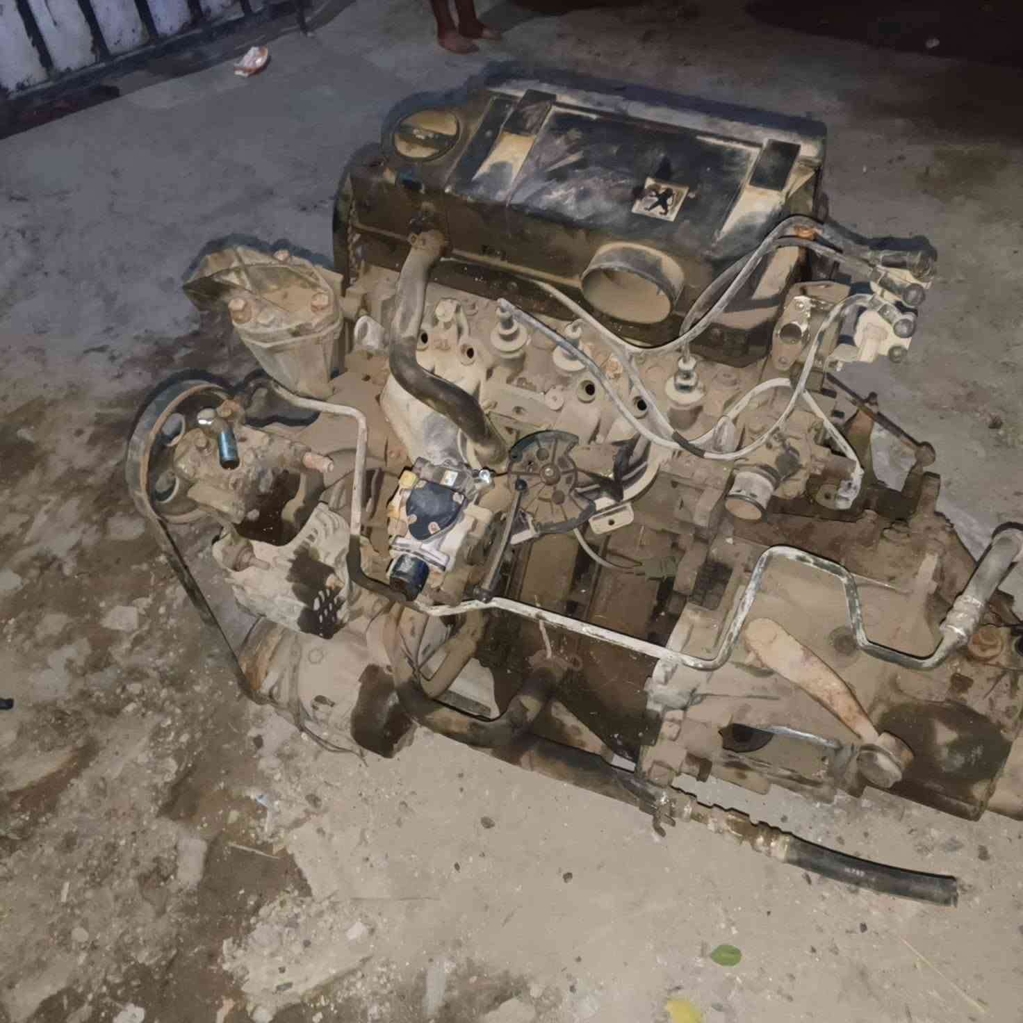 مكينه وكير كامله ماعده لسلف ومراوح ورديترات تبريد ومي مال سمنت شغاله بيه تبخير لمكان بغداد لأمين ثانية رقم الهاتف *********** السعر 350 وبيه مجال
