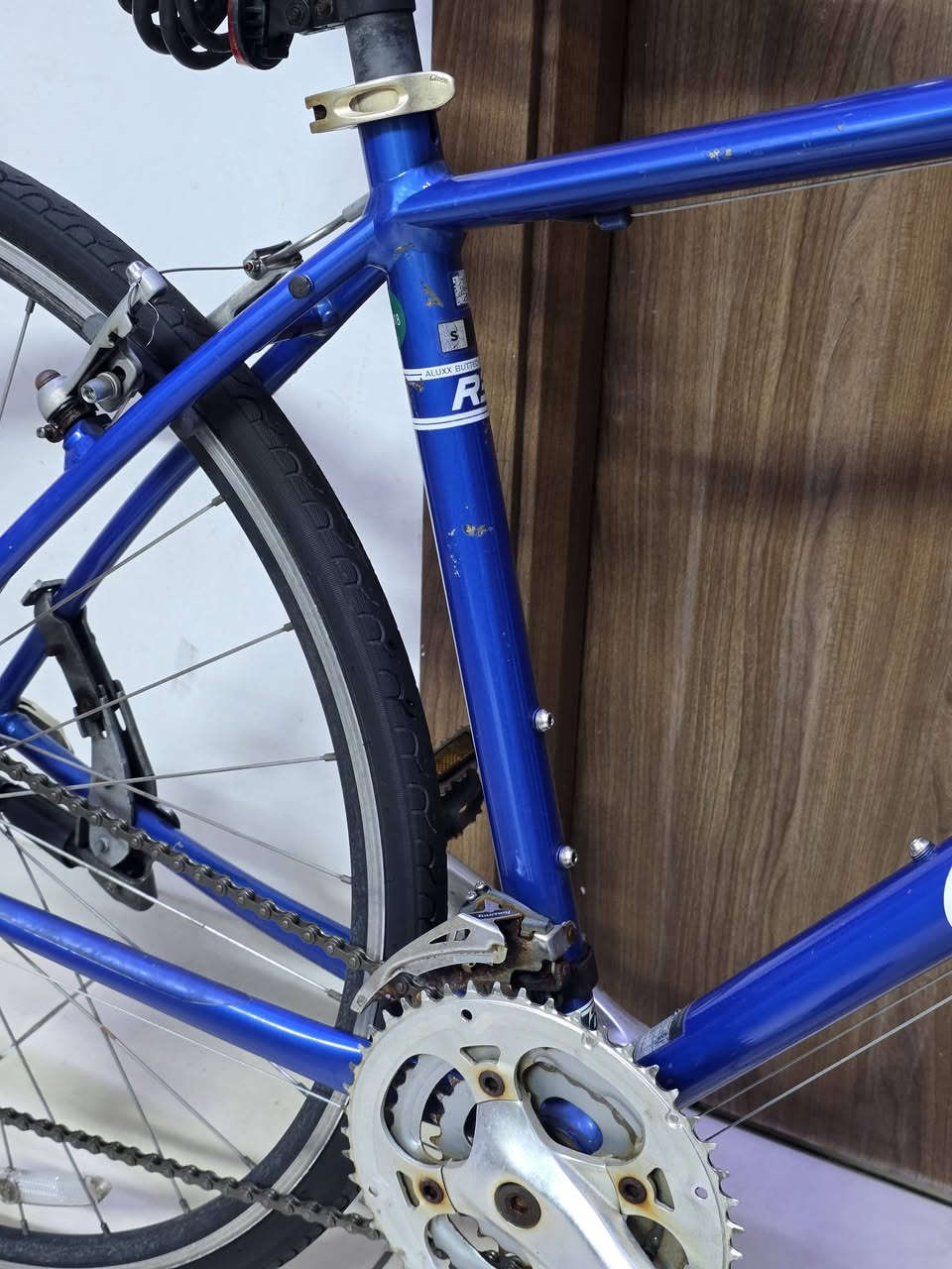 السلام عليكم دراجة Giant Escape R3 باللون الأزرق المميز 🔵
مواصفات الدراجة

الحجم 28 
قياس الأطارات 700×28C اطارات بلادية شركة Kenda 
السستم شيمانو التوس ALTUS مكون 24 سرعة 8 سرعات خلفي و 3 امامي والكاسيت Shimano HG 
البريكات Tektro 
ويالة Giant بلادية قطعة وحدة 
الدراجة نظافتها موضحة بالصورة 90% كلش نظيفة ومميزة وكلها بلادية و على وضع الشركة 

غير مستخدمة داخل العراق
السعر 220 وبيها مجال ان شاء الله
مكاني بغداد - مجمع بسماية للاستفسار خاص او على الرقم *********** متوفر واتساب
