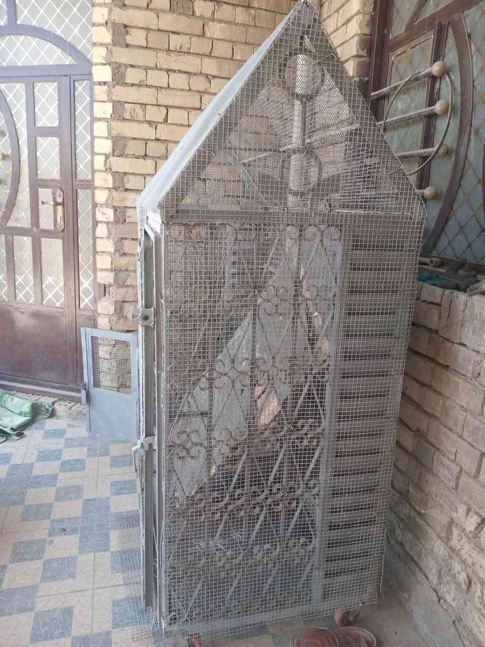 قفص حديد ثقيل للبيع العرض متر و٤٥ ولارتفاع متر و٢٠ السعر ١٤٠ وبي مجال حديد اخو الجديد الرقم 
***********
