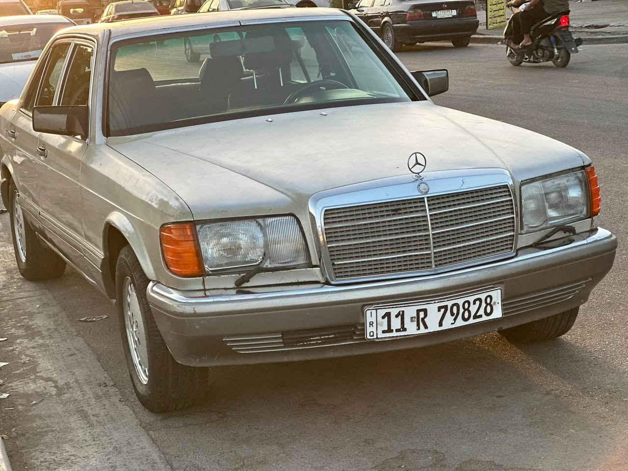 السلام عليكم 
مرسيدس جامبو موديل 1990
سياره حلوه مكينه كير حداديه تبريد شغال 
مكينه محور بطه 
داخل كشنات شغل جديد جلد ياباني 
كهربائيات شغاله يحتاجلها بس صبغ والسياره كدام عينكم 
رقم بغداد باسمي شرط التحويل هزه وارقام جدد 
جامه جديده 
السعر 53وبيها مجال بسيط 
العنوان الغزاليه شارع المشجر 
***********
