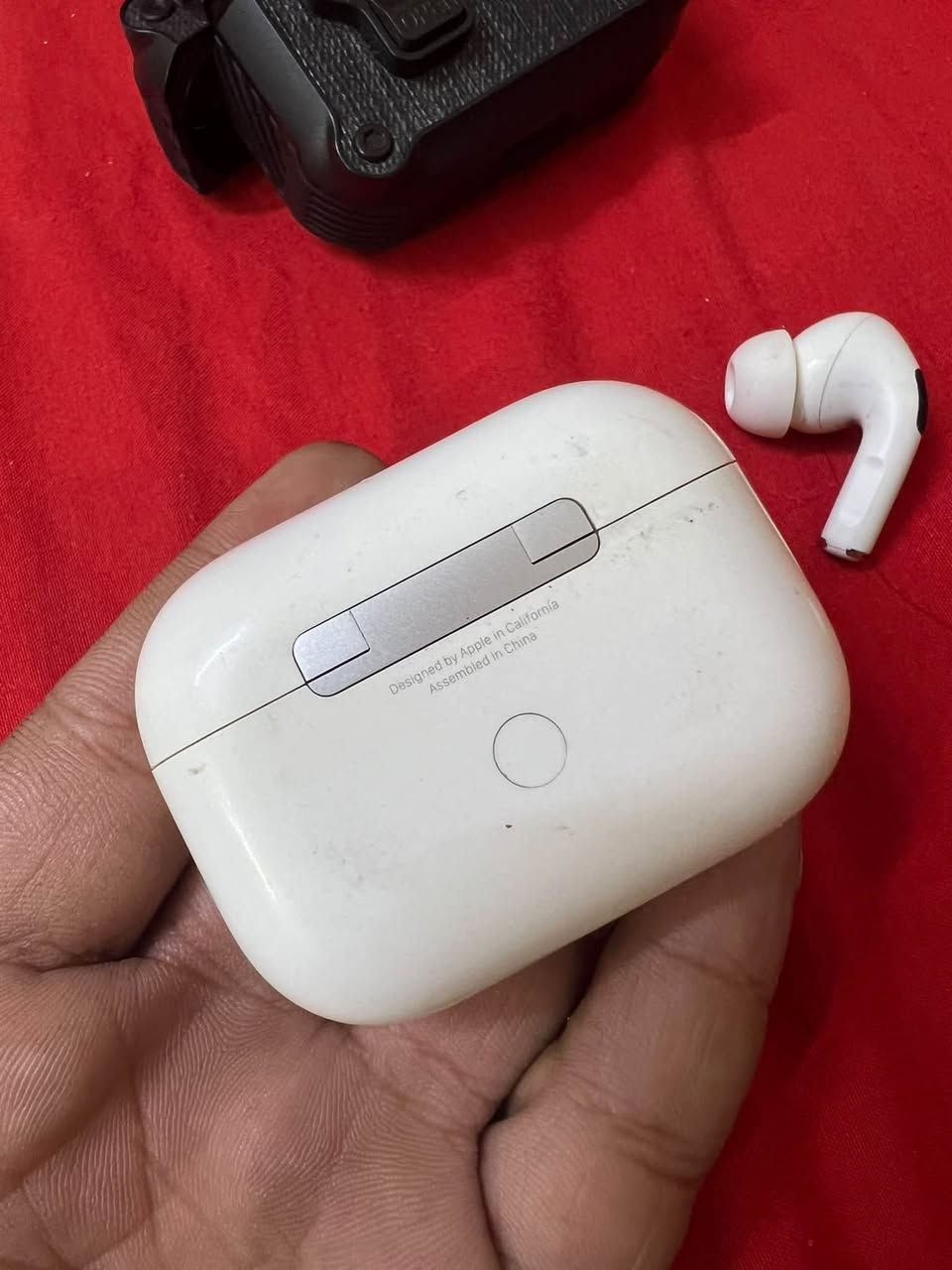 🎧 AirPods Pro 2 أصلية للبيع
السماعة أصلية 100% وموجودة ويا علبتها، وتشتغل بصورة طبيعية من ناحية الصوت والاتصال والتشغيل ✅

🔹 السماعة نظيفة وحالتها مرتبة
🔹 الصوت واضح
🔹 العزل والشفافية يشتغلن
🔸 ملاحظة: أكو وشوشة خفيفة جدًا تظهر عند تشغيل عزل الضوضاء أو الشفافية، ومن تطفي هذي الخيارات تختفي الوشوشة.

💰 السعر: 120,000 دينار
بيه مجال بسيط كلش
