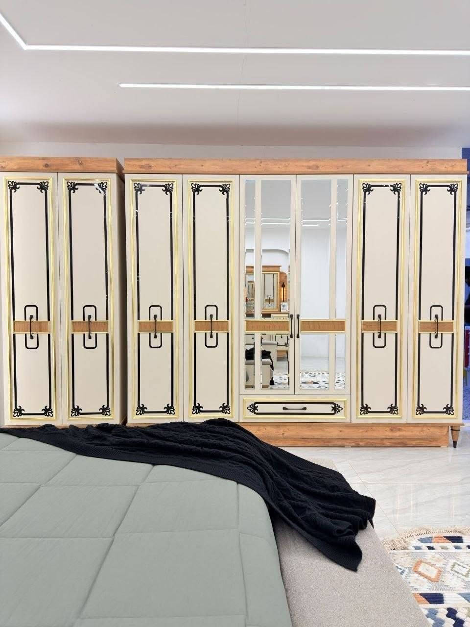 موديل🔻 *ايلارا  * 🔻
*10قطع   * اصلي دافنس 

⚫️كنتور 270 سم ☺️ ملحق 90 سم ارتفاع 230 سم ظهر بلوك 8 ملم صبغ حراري 
🔴ميز تواليت انارة نفس الصورة130  سم ارتفاع عالي 180 سم مرايه بلوك 
⚫️كومدي عدد 2 دبل مجر اناره 
🔴سرير نفرين180سم*200سم سرير مخزن دبل هايدروليك 
⚫️درور مجرات
🔴مرايه قيافه 
⚫️طابوريه بلوك 
🔴شازلون  
⚫️سكك حاسبة 3 مراحل 

 ⚠️ برغي حديد 💪ظهر بلوك 
تركي 100‎%‎🇹🇷 اصلي قياس كبير كل القطع 
ظهر بلوك كل اجزاء الغرفه 8 ملم
 
السعر مليون و900الف التوصيل ولشد مجاني
للحجز خاص واتساب ***********

نص مكتوب في الصور:
- موديل :- ايلارا