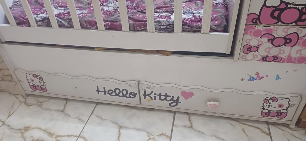 🩷+جرباية+أطفال+Hello+Kitty+للبيع+🩷
✨+جرباية+أطفال+نظيفة+ومرتبة+وبحالة+جيدة+جداً،+مناسبة+للأطفال+من+عمر+سنتين+إلى+6+سنوات.
🔹+تحتوي+على:
🗄️+3+مجرات+صغيرة
🗄️+2+مجرات+كبيرة
تصميم+جميل+ومميز+برسومات+Hello+Kitty
مناسبة+لغرفة+الأطفال+وتوفر+مساحة+جيدة+للتخزين.
✅+الجرباية+نظيفة+ولا+توجد+فيها+أضرار+أو+كسور،+فقط+يوجد+كشط+بسيط+جداً+موضح+في+الصورة،+وتم+ذكره+بكل+أمانة.
💰+السعر:+85,000+دينار+فقط
📍+المكان:+بغداد+–+الدورة+/+كفاءات+الصحة
📞+للاتصال+والاستفسار:

*********** بغداد, العراق
