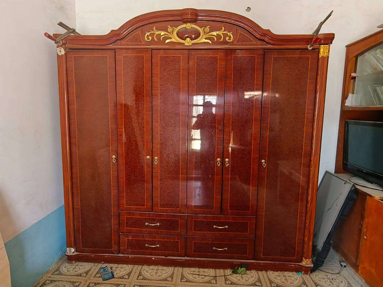 سلام عليكم غرفه نوم مستعمل للبيع غرفه حلوه ونضيفه السعر كامل 200 الف نوع غرفه ماليزي يحتوي على كنتور وميز توالايت وكومديات 2  وجربايه عدد 2 وياهن دوشك سبرنك نظيف اصلي. للستفسار ***********
