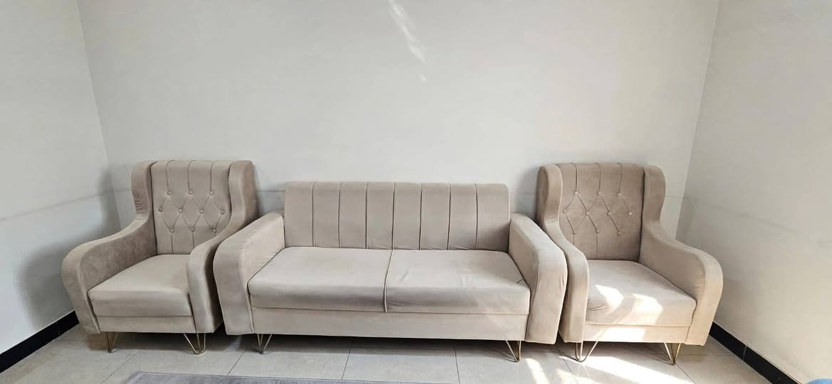 طاولة طعام دائرية • طقم قنفات مخمل • البصره الجبيله