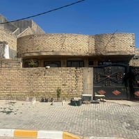 بيت للبيع مساحة 210 م طابق واحد واجهة 10.5  يحتوي على غرفتين 5x5  الاس...