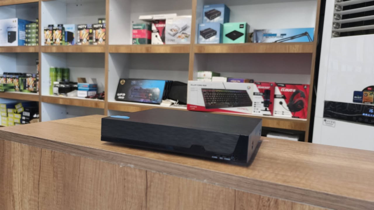 كامرات مراقبة: SHINY vision
الدقة (Resolution):
​الكاميرات بدقة 5 ميجابكسل (5MP Ultra HD).
​جهاز التسجيل يدعم العرض والتسجيل بدقة 4K NVR.
​تقنية الاتصال (PoE): تعمل بنظام Power over Ethernet (PoE)، مما يعني أن كبل الشبكة ينقل الطاقة والصورة في نفس الوقت دون الحاجة لمصادر طاقة منفصلة لكل كاميرا.
​تقنية الضغط (Video Compression): H.265 لتقليل حجم التخزين واستغلال مساحة الهاردسك بأعلى كفاءة مع الحفاظ على جودة الفيديو.
​الرؤية الليلية: مجهزة بإضاءة LED ومصابيح أشعة تحت الحمراء (Infrared / Dual-light) للرؤية الليلية الواضحة.
​الميزات الذكية:
​Face Detection: كشف وتحديد الوجوه.
​Human Detection: التمييز بين حركة البشر والأجسام الأخرى لتفادي الإنذارات الكاذبة.
​Two-way Audio: دعم الصوت باتجاهين (تحدث واستماع عبر الكاميرا/التطبيق).
​المراقبة عن بُعد: يدعم المراقبة عبر تطبيقات الهواتف الذكية (iOS / Android) وأجهزة الكمبيوتر والمتصفحات (Web/IE Browser).
​المنافذ والمخرجات:
​مخرج HDMI بدقة تصل إلى 4K.
​مخرج VGA بدقة تصل إلى 1920x1080.
​منافذ USB للتصدير والتحكم بالماوس.
​محتويات الصندوق (حسب الصور):
​جهاز تسجيل شبكي (NVR): باللون الأسود مزود بمنافذ PoE.
​كاميرات مراقبة خارجية (Bullet Cameras): عدد 4 كاميرات بدقة 5MP مقاومة للعوامل الجوية.
​كابلات شبكة جاهزة (Ethernet Cables): 4 لِفات كابلات توصيل الكاميرات بالجهاز.
​ملحقات إضافية: صندوق ملحقات (محول الطاقة، الماوس، وغيرها من الملحقات التشغيلية).
​الأبعاد:
​طول جسم الكاميرا التقريبي (مع القاعدة): حوالي 16 - 17 سم.

للاستفسار : *********** 
السعر :235 وبيه مجال للشراي
