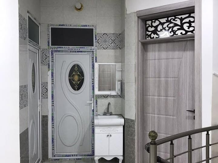 🏘️ دار للبيع 🏘️
مساحه 150 متر 
واجهة 10نزال  15
جنس العقار سند 25
البيت متكون من استقبال وصالة ومطبخ حار وبارد  و4 غرف نوم  و صحيات عدد 3
العنوان حي النقيب شارع النهر فرع مركز أبو مرتضى
السعر  530 مع الاثاث 
للأستفسار 
***********📲
***********📲

