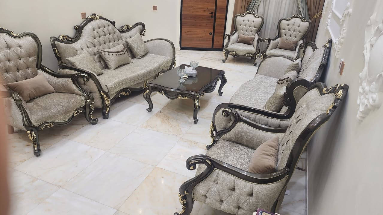 السلام عليكم تخم للبيع ١٠ مقاعد نضيف كلاسك لون زيتوني عنوان الدوره جمعيه تخم تركي وطبله كبيره سعر مليون و٥٠٠ الف  ***********
