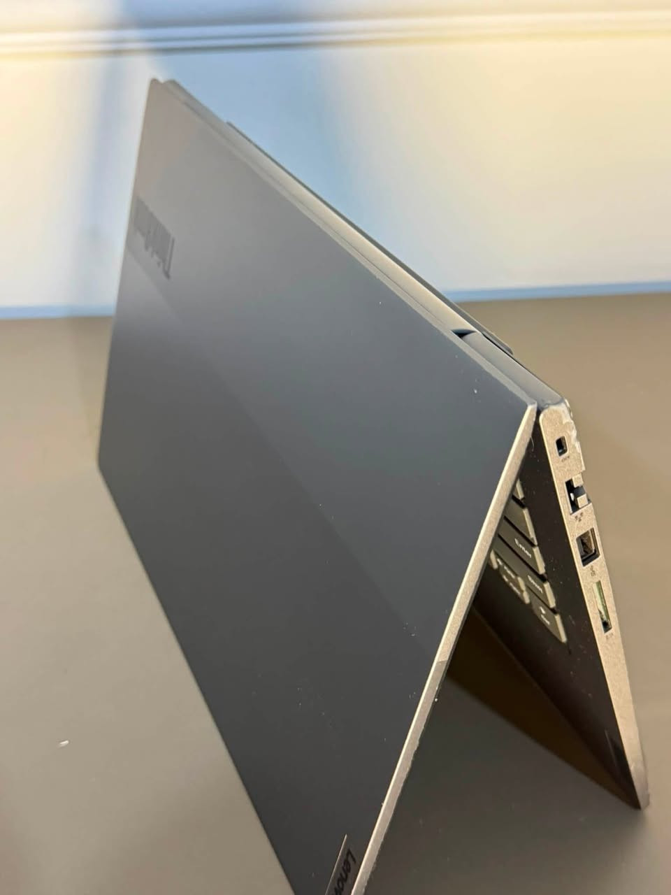 ✨ Aura Tech | اورا تك ✨
💻 Lenovo ThinkBook 14s (شاشة لمس)
لابتوب أنيق وعملي جداً، يجمع بين قوة معالج i7 من الجيل الـ 11 وشاشة لمس فائقة الاستجابة تدعم مع دعم الرسم والتأشير بـ 10 نقاط لمس.
 المعالج: Intel Core i7-1165G7 (الجيل الحادي عشر الـ 11).
 الذاكرة (RAM): 16 جيجابايت (سرعة عالية 3200MHz).
 الهارد (SSD): 256 جيجابايت فائق السرعة.
 كارت الشاشة: Intel Iris Xe Graphics.
 الشاشة: لمس بدقة عالية (Touch Screen) قابلة للطي 360 درجة.
 المميزات: هيكل ألمنيوم متين، تصميم عصري، وكيبورد مريح للعمل والدراسة.
 السعر: [495] ألف دينار
رقمي ***********
