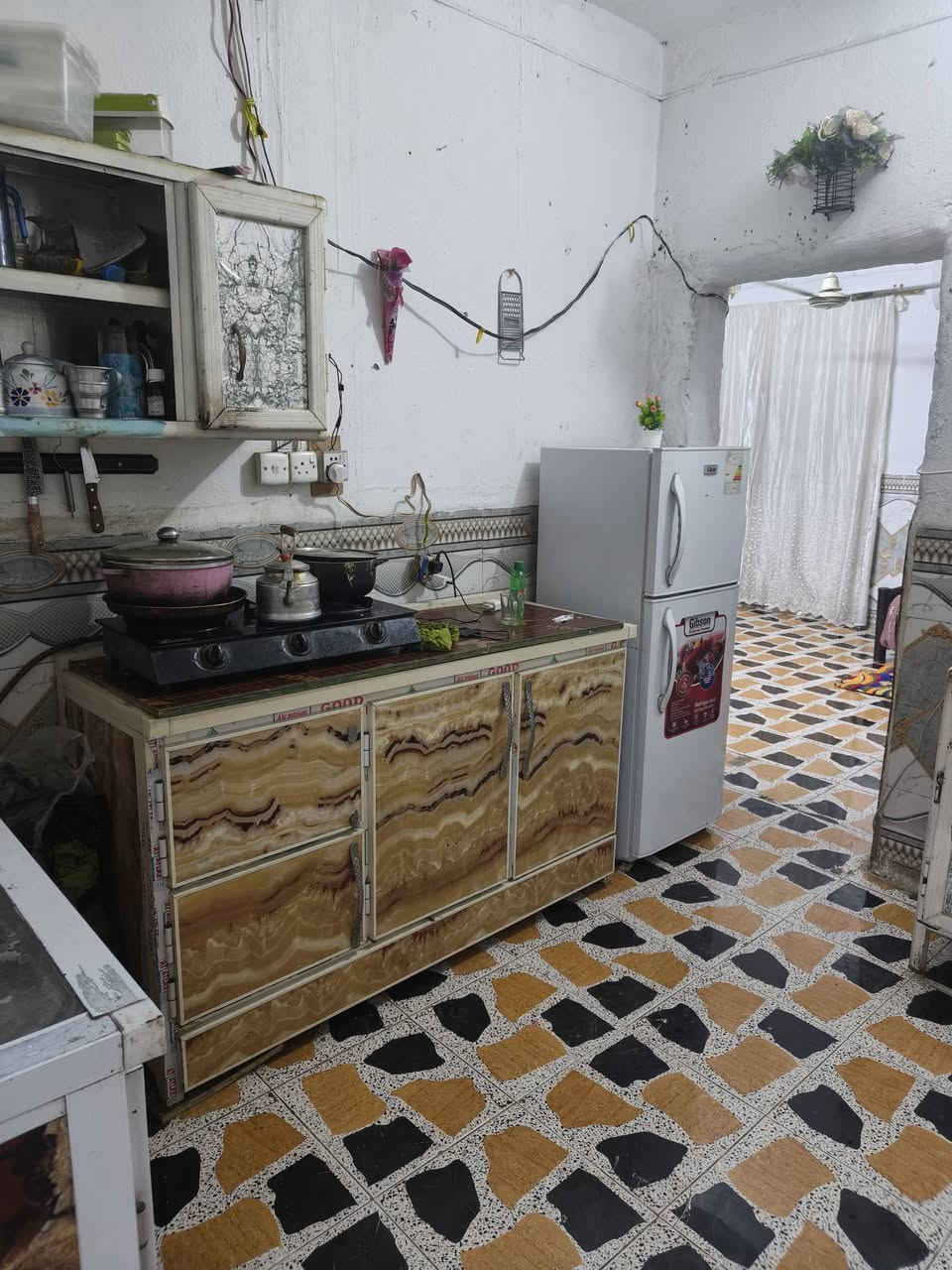 بيت حواسم للبيع مامعوض بل دبيسات قرب كراج بغداد كله سيراميك وكاشي نضيف كلشي مابي مساحه 200 لستفسار عل رقم ***********

