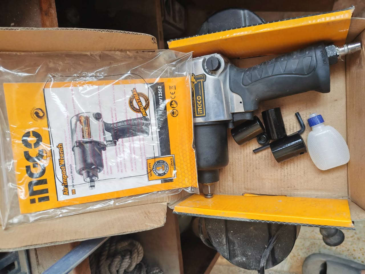 السلام عليكم شباب
متوفر للبيع فرد شد وفتح براغي هوائي (Air Impact Wrench)
 من ماركة INGCO المعروفة بقوتها وكفاءتها

موديل AIW12562 الصناعي (Industrial)
 حجم الرأس 1/2 إنج
 ويعطي عزم دوران قوي جداً يصل إلى 610 نيوتن متر 
 تصل إلى 7000 دورة في الدقيقة 
 الملحقات كاملة يجي مع الكرتونة الأصليةو3 لقم (سفايف) قياسات (17، 19، 21 ملم)
 بالإضافة إلى علبة التزييت والوصلات

مستعمل مرة واحد للتجريب

السعر ٨٥ الف 

المكان الاعظمية سبع ابكار  بغداد 

التواصل ماسنجر
واتس ***********
