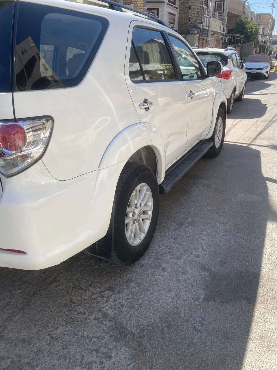 السلام عليكم 
مكلف بالنشر 🥰
سيارة تيوتا فورجنر ياباني للبيع فقط 
موديل ٢٠١٤ خليجي أبيض
محرك ٢٧٠٠ أربعة سلندر
٣ قطع تبريد ثلج ٧ راكب
مري جانبي كهربائي شفط إشارة بالمرآة
حساسات خلفية
شاشة ايباد
 كامرة خلفية 
 تحكم ستيرن 
أربع جام اوتو 
طفاية اصلية 
ماشية ١٤٧ ألف قابل للزيادة 
كير محرك ممتاز 
بنزين 
موديل CXR
نوع SR5
حدادية صدر امامي صدر خلفي ممتاز 
تخم تاير ٤ جديد 
جرس شغال فوك ال ١٢٠ 
مابيها اي نقص سيارة جديدة مال جناي 
السنوية لغاية ٢٠٣١ 
ماتحتاج هزة
لاضربة ولا صبغ ولا تبديل 
رقمها بغداد دولي الجديد 
السيارة باسمي ثاني يوم تريد تحويل او وكالة 
 مكاني بغداد حي الإعلام  
رجاء وليس امر اخواني الكرام الي مايشتري خل يشوف المنشور ويعبر .. لايكسر بمال الناس 
السعر ٢١٠ $ وبيه مجال حك الجيه 
الاتصال على الرقم
***********
***********
