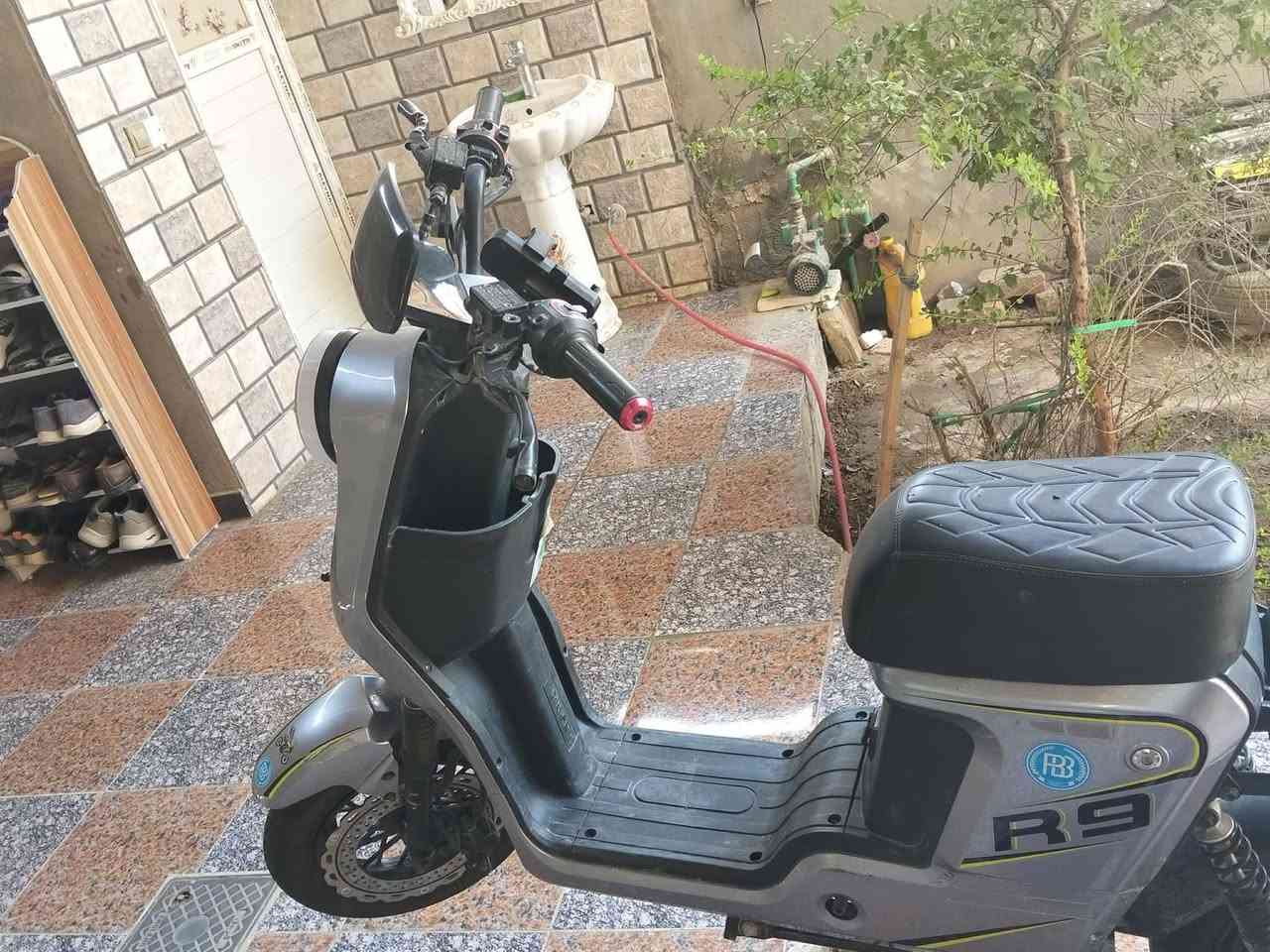السلام عليكم دراجة R9 2025للبيع او المراوس شعندك نزل المواصفات
(نشرات LED مع لايتات زنون عالي ناصي)

(4 سرع مع زر رجوع الى الخلف)

(5بطاريات)

(بريكات قوية بالمكان)

الدراجة جديدة ماصارلي هواي من اشتريتهه يجي وياهه سله امامية مكاني ديوانيه الشاميه حي العسكر الغربي خاص مفتوح او *********** بي واتساب السعر 550وبيهه مجال للشراي
