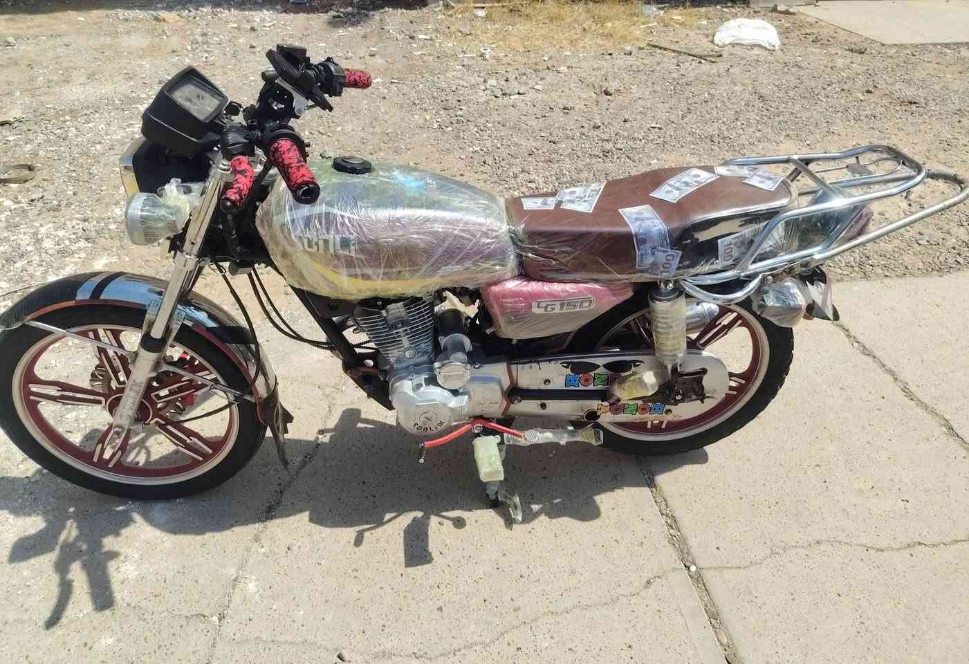 سلام عليكم 
للبيع دراجه سيفان موديل2023
محرك مبدل فقط ولفات فقط
صلنصه كاتم 
محرك  بشرط
كهربائية كلها شغاله 
سلف هندر شغال 
الدراجه كله شرط 
مكاني مجمع الدور***********
السعر المطلوب 525وبي مجال للطيبين
