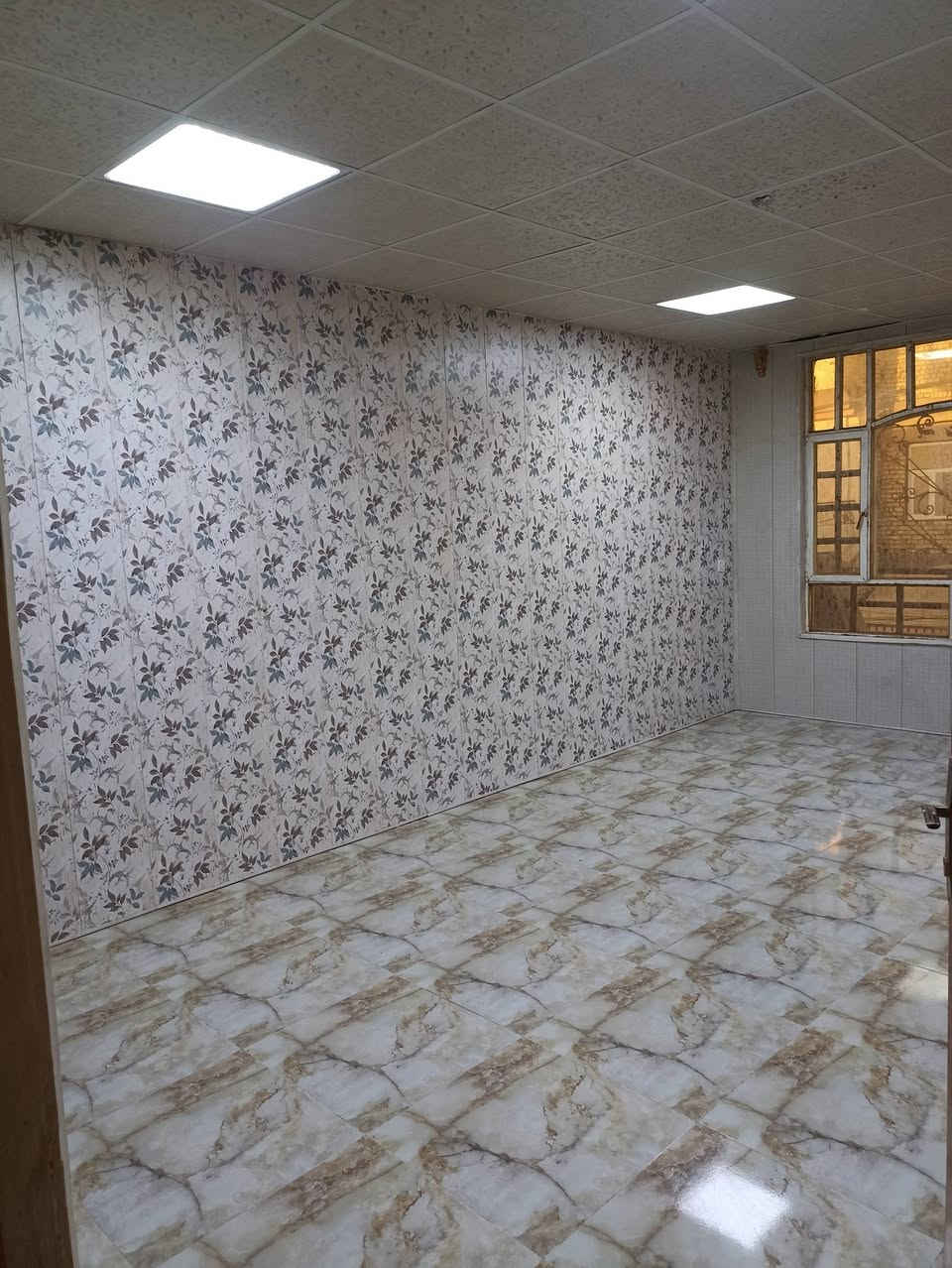 بيت للأيجار
----------------------------------
بيت  نظيف جدا طابقين للأيجار/أبو دشير.. امتداد شارع الصيرفة شارع إفران فاطمة الزهراء ع ... يفرغ الدار خلال الأسبوع القادم
م/٨٥٤   ز/٤٩   د/٣
الطابق الأرضي
_____________
غرفتين /حولي/مطبخ/كراج/صحيات متكاملة
الطابق الأول
-------------
ثلاث غرف /حولي/صحيات متكاملة شرقي وغربي
سطحين
واير سحب مولد
ماطور ماء

الاستاذ خالد الصريفي   ***********
