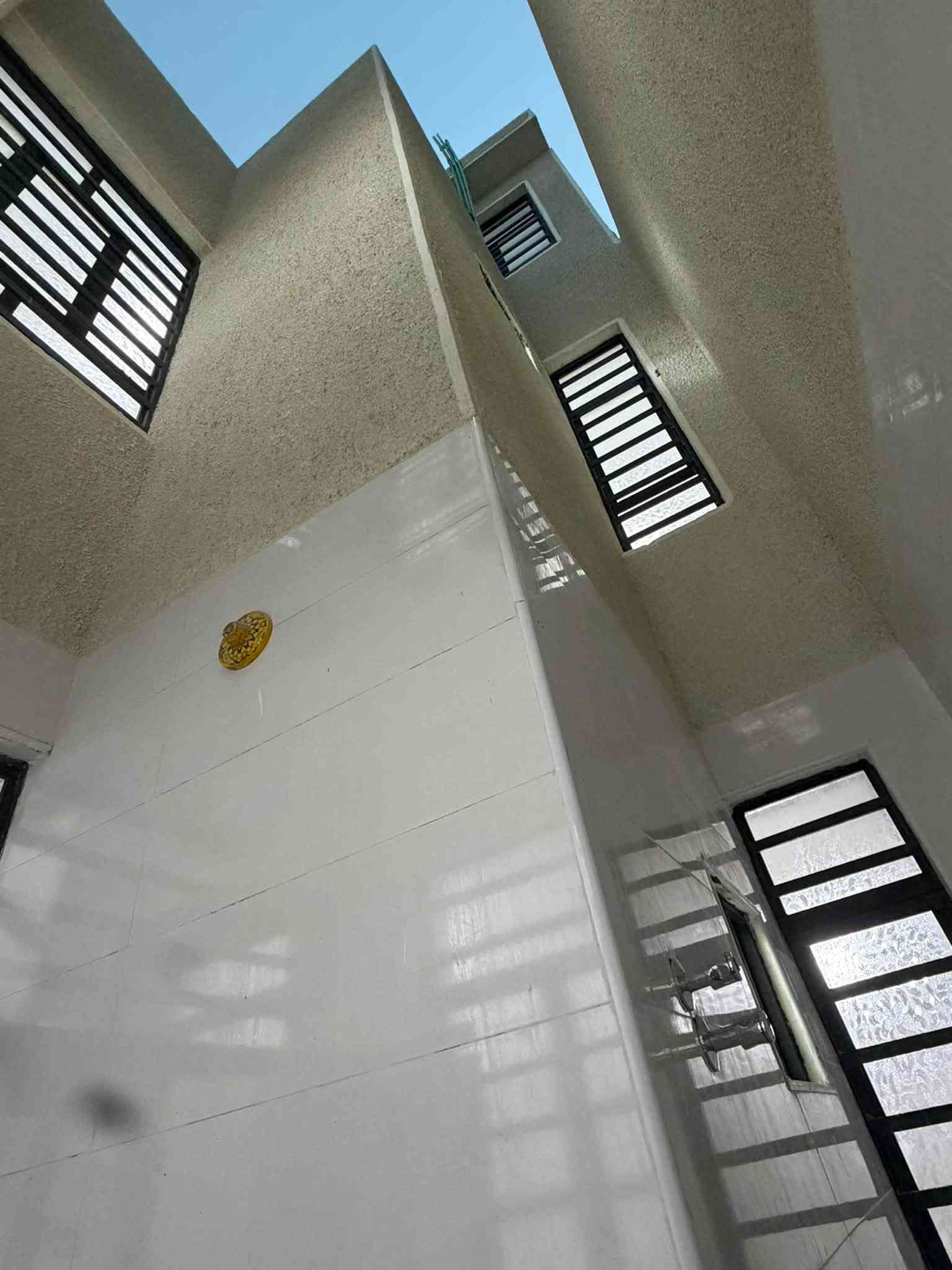 مشتمل 75م #للبيع واجهه 3.75 " جديد أضلاع مستقلة "
استقبال و3 غرف نوم و خدمات طابقين و خارجية

#السعر 190 مليون وبي مجال / طابو ملك صرف
الشعب حي الصحة قرب و خلف محكمة الشعب

***********
