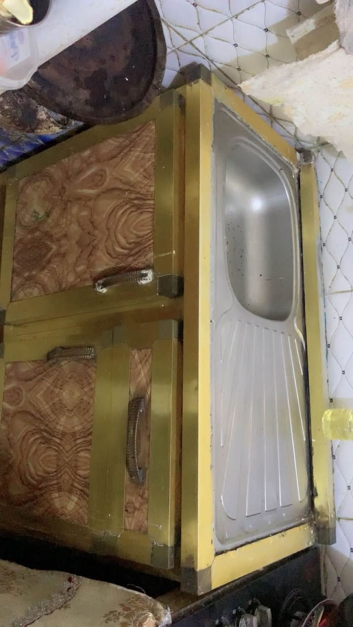 سلام عليكم كاونتر للبيع سعره350نضيف وبي ثلاث قطع عنوان بصره حيانيه شارع القائد تواصل ؏ هاذا رقم***********
