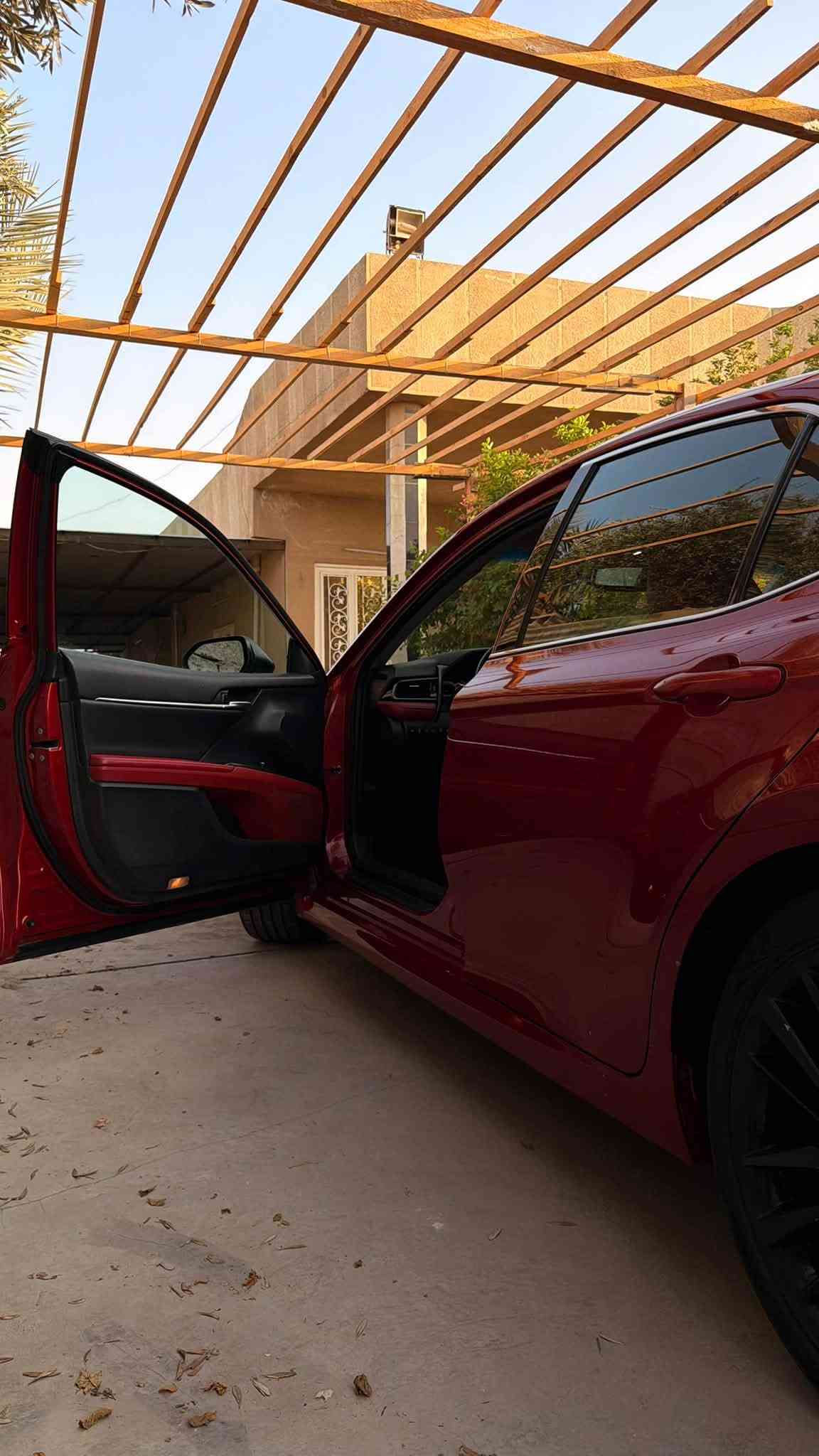 السلام عليكم  
Camery XSE 2021 hybrid 
كامري XSE هايبرد ٢٠٢١ 

-فوول مواصفات رادار ونقاط عمياء وتثبيت مسار عدى الفتحه 

-مبدل اصلي دعامية اماميه وثلاث بيبان نفس اللون بدون صبغ 

-مصبوغ فقط الدعامية الخلفية 

-ممشى تقريبا ٦٨ الف كيلو وقابل للزيادة 

السعر ٢٠ الف دولار. 

التواصل على ***********.
