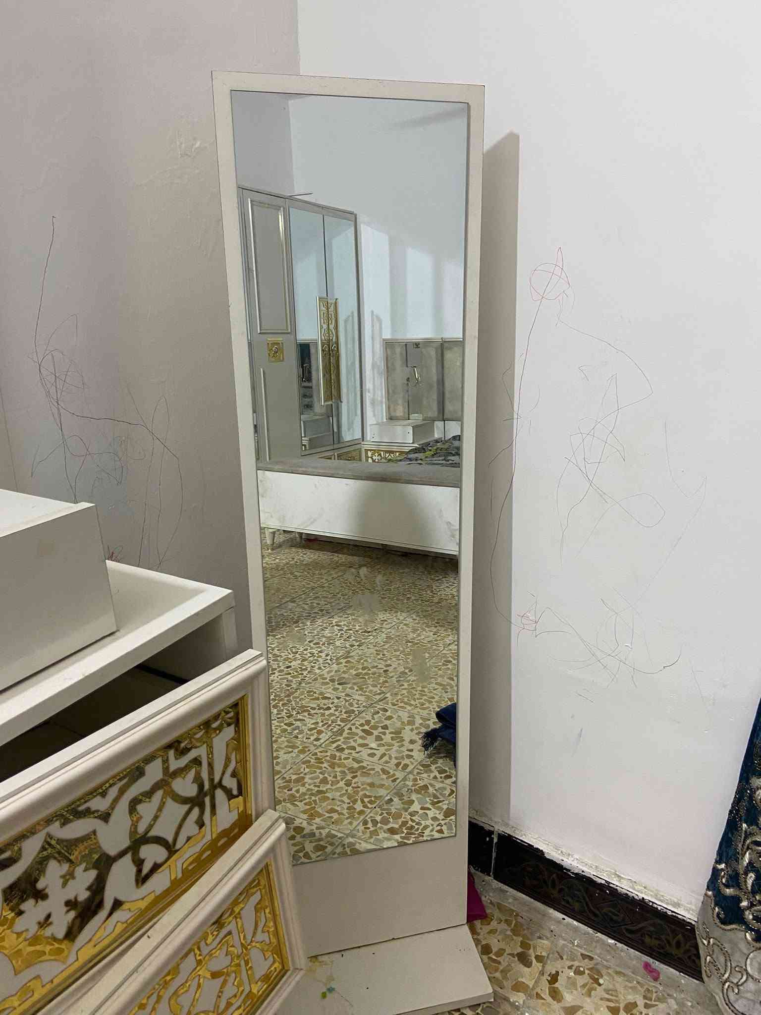 السلام عليكم يوجد اغراض بيت مستعملة نظيفة جدا غرفة نوم تركية مع تخم صالون  مع سرير طفل تركي نظيف مع كونتر مطبخ الي مهتم يراسلني فيس او واتساب *********** المحمودية حي العسكري

نص مكتوب في الصور:
- تخم صالون مع سرير طفل تركي نظيف مع كونتر مطبخ الي مهتم يراسمني فيس او واتساب *********** المحمودية حي العسكري