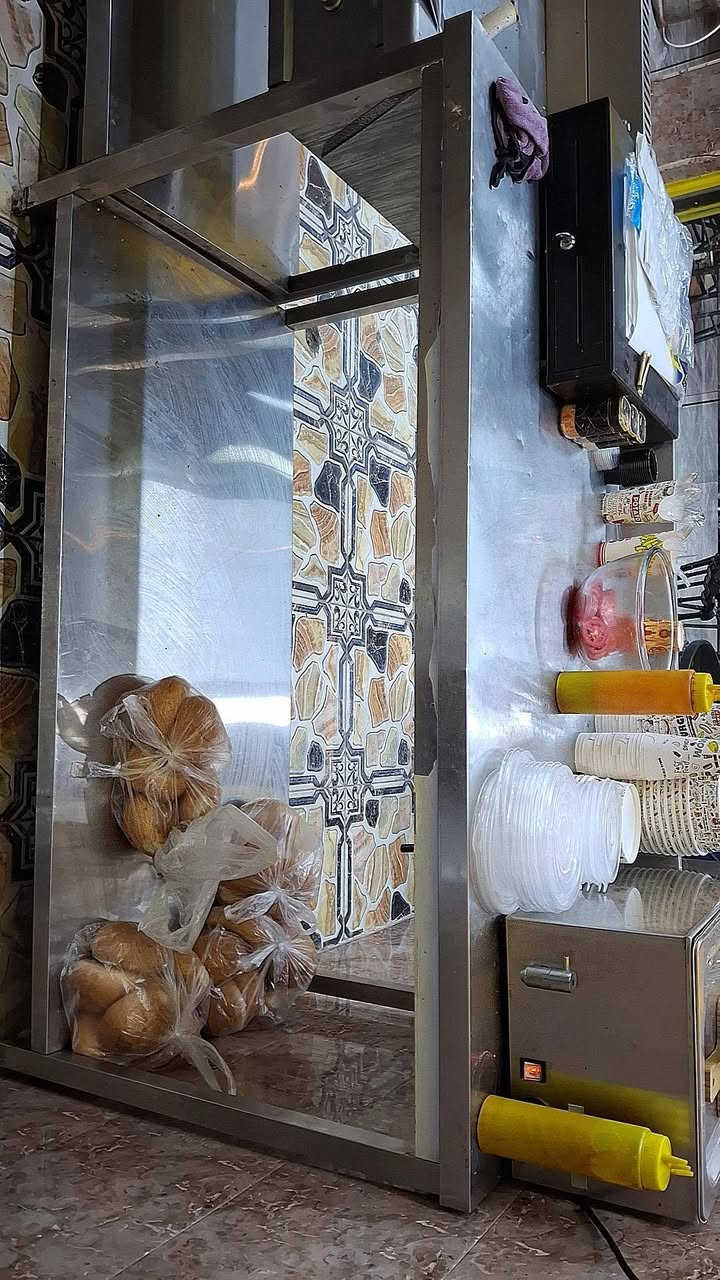 سلام عليكم غراض مطعم للبيع كله سل استيل اتريد بس الغراض اتريد اتفتح بلمحل المكان ركن عبجيه ***********
