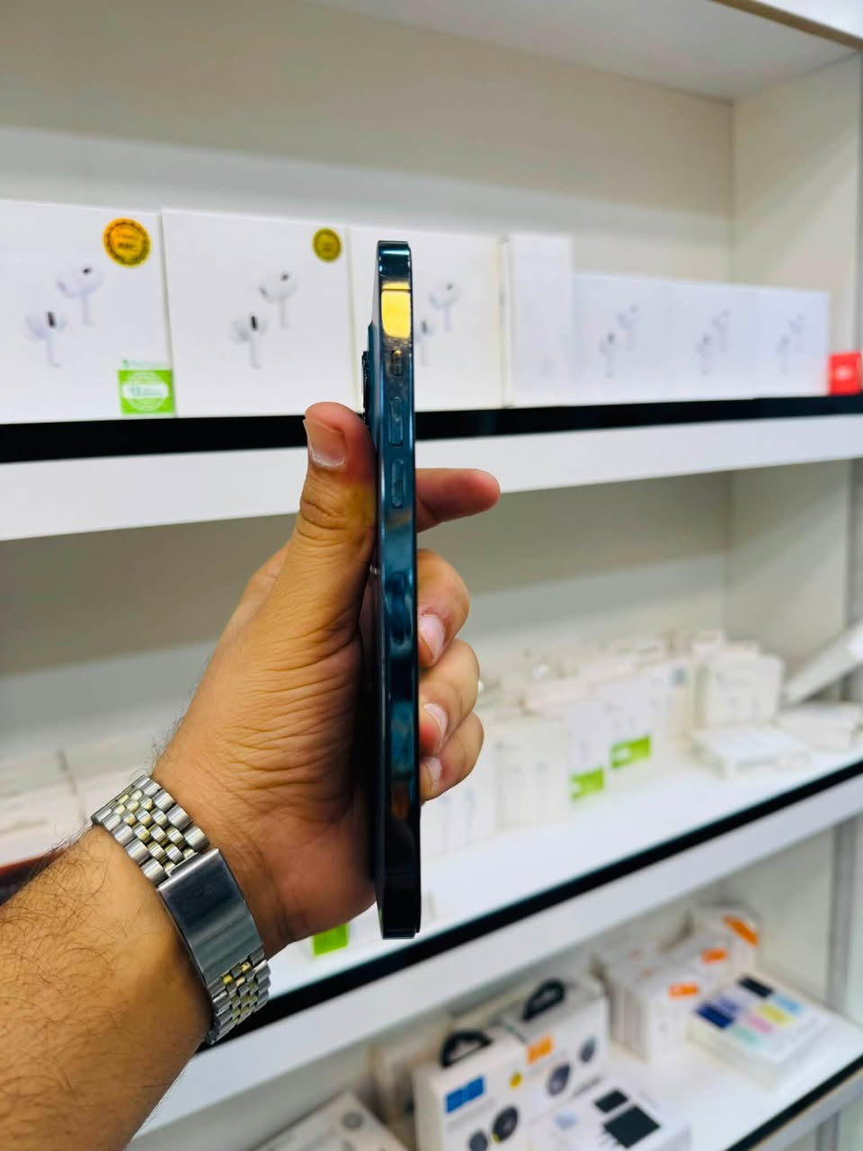 السلام عليكم 🫡
للبيع iPhone 12 pro max 
ذاكرا 256 
بطاريه 100% مبدله اصليه 
نموذج M شرق اوسط 
نضافه 95% لون ازرك 
الجهاز مبدل فقط شاشه فيس ايدي متوقف كله شغال صوت اتصال انترنيت كامرات كله شغال مابيه خلل السعر قفل ٢٧٥ الف مكاني بغداد مدينه الصدر رقمي ***********
