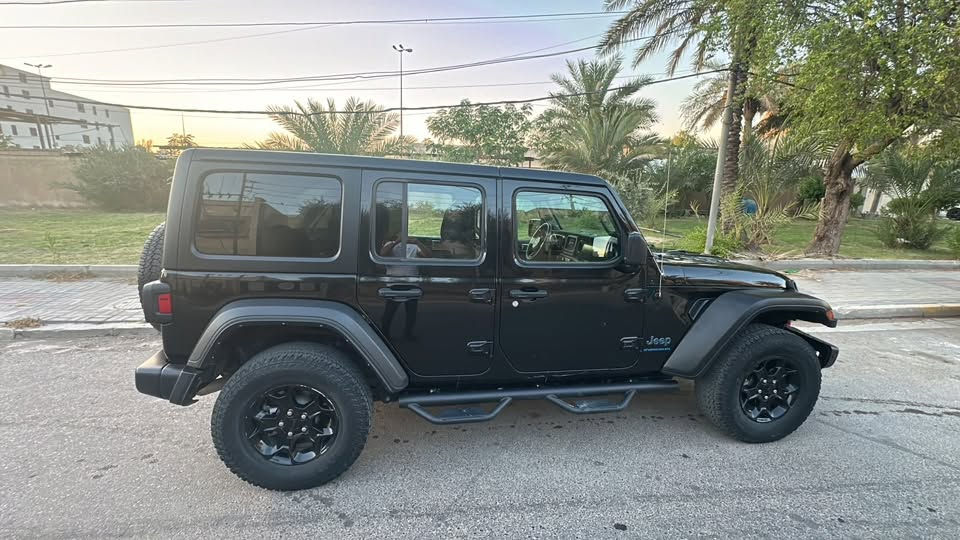 رقم الشاصي 1C4JJXN67PW646344
جيب رانكلر 2023  فئة ويلز 
تجي ٣ انضمه كهرباء بلكن شحن 
هايبر 
وبنزين 
سياره حادثها حلو بالتايرات من جوه يعني مو بجم 
راديتر تبريد بدنه كله بلاد
كير مكينه تبريد مكفول وبلاديه 
سياره مابيها اي كلوب جيك مشتغل ولا ايرباك
***********
بيع او مراوس 
السعر ٢٦٠٠٠$
