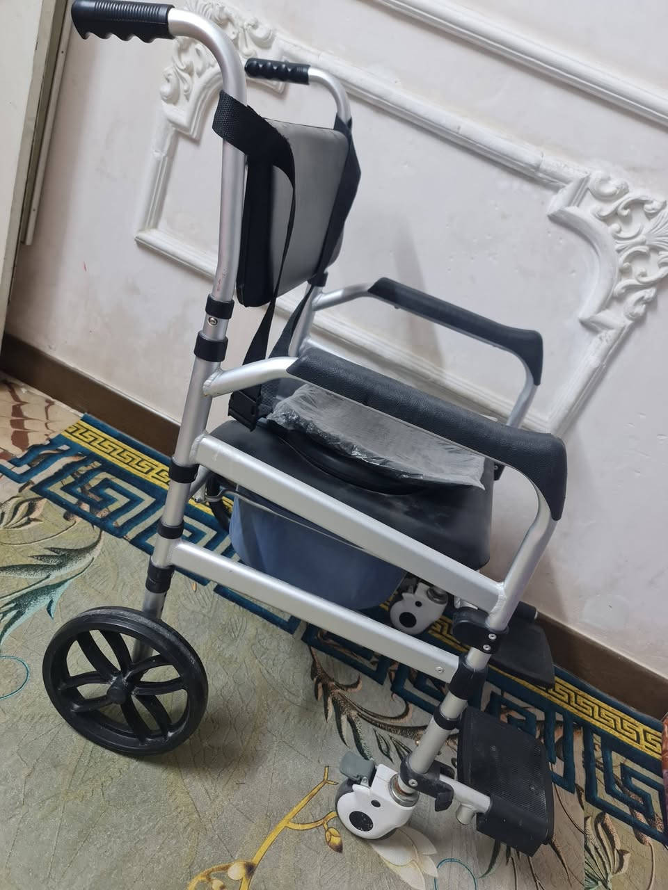 احتياجات خاصه 
عرض المقعد ٤٥ 
هيكل اللمنيوم 
١٢٠ الف 
***********
