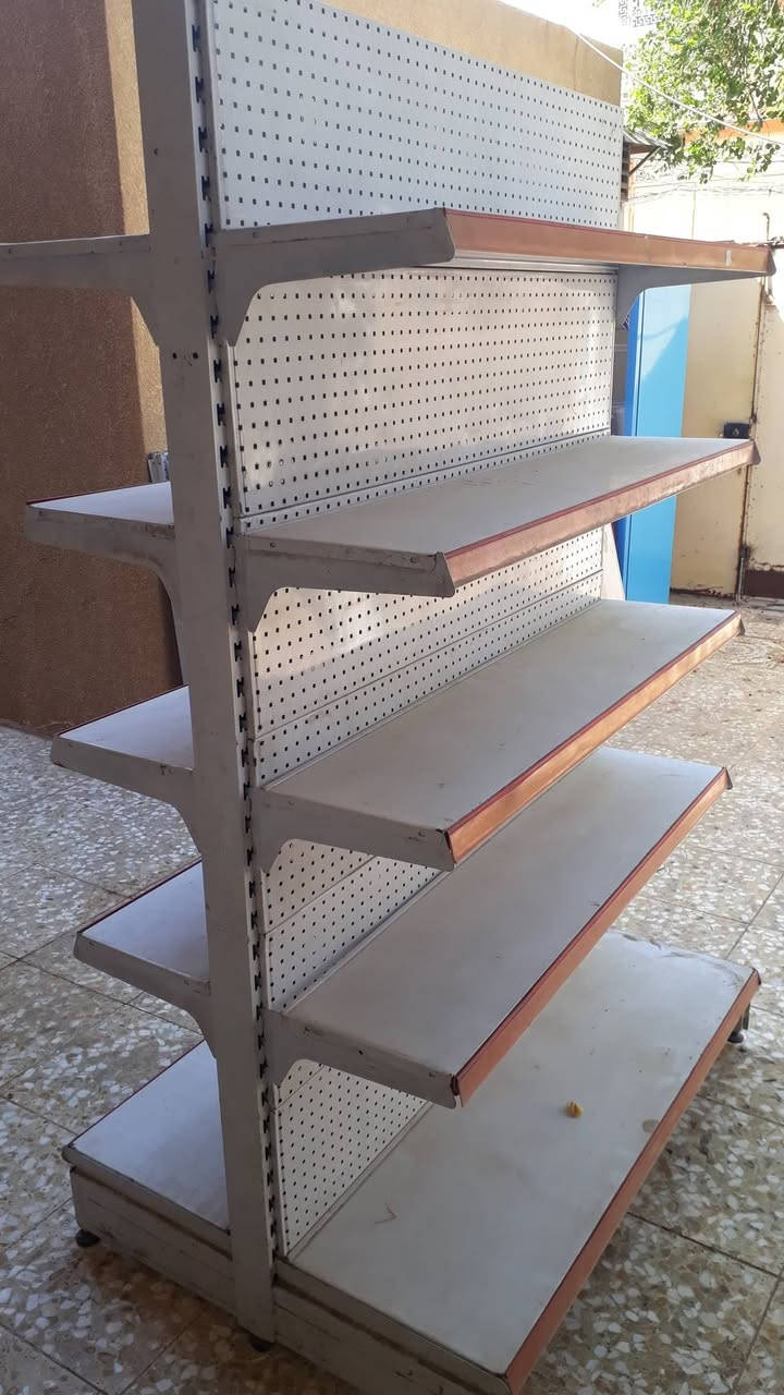سفينه وسطيه نظيفه جدا حديد ثقيل رفه ابو الجسرين الارتفاع ٢ متر وعرض الرف متر و٢٠ العدد ١٧ متر متصل العنوان نجف حي المكرمة شارع الطاقه ***********

