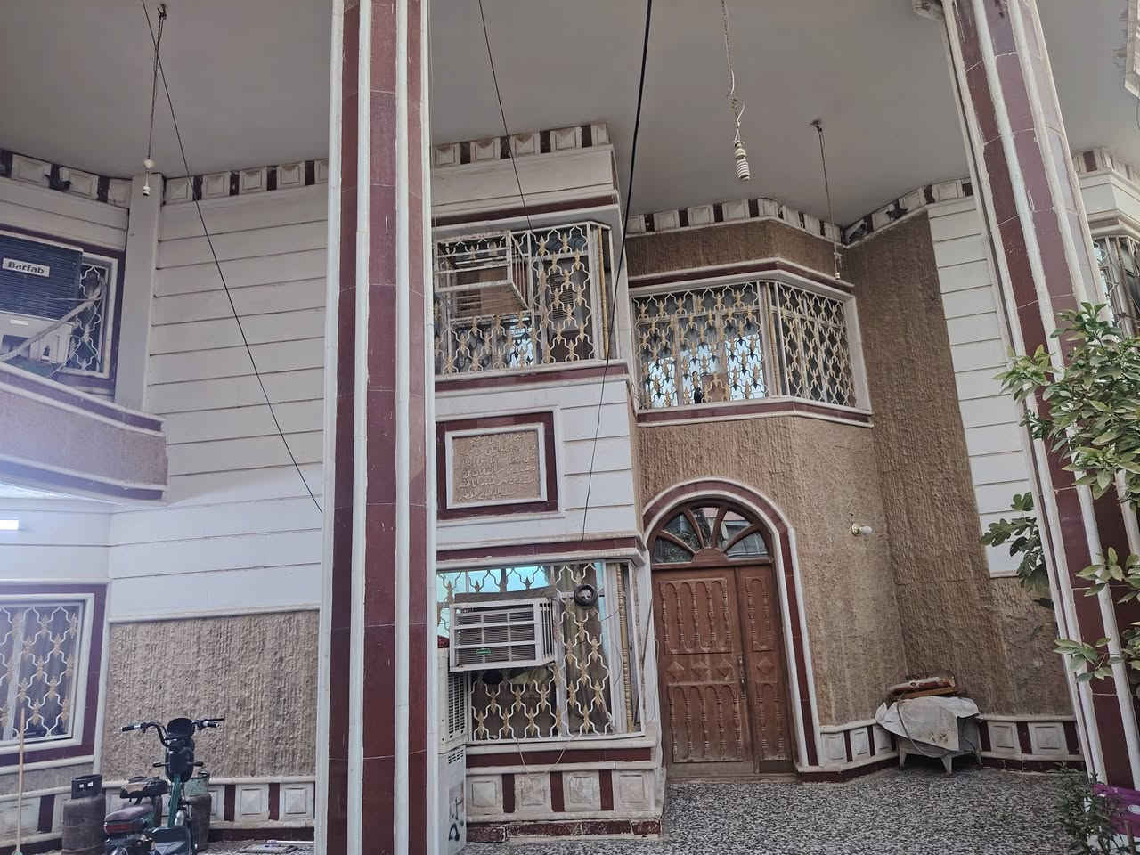 السلام عليكم بيت تجاري مساحة ٣٠٥ طابقين يصلح مجمع طبي او سكن للاستفسار *********** عنوان شارع ٦٠ حمرابي السايدين الجانبيات خامس بيت مقابيل خان مندي سعر المتر ٢٧٥٠ مليونين و٧٥٠
