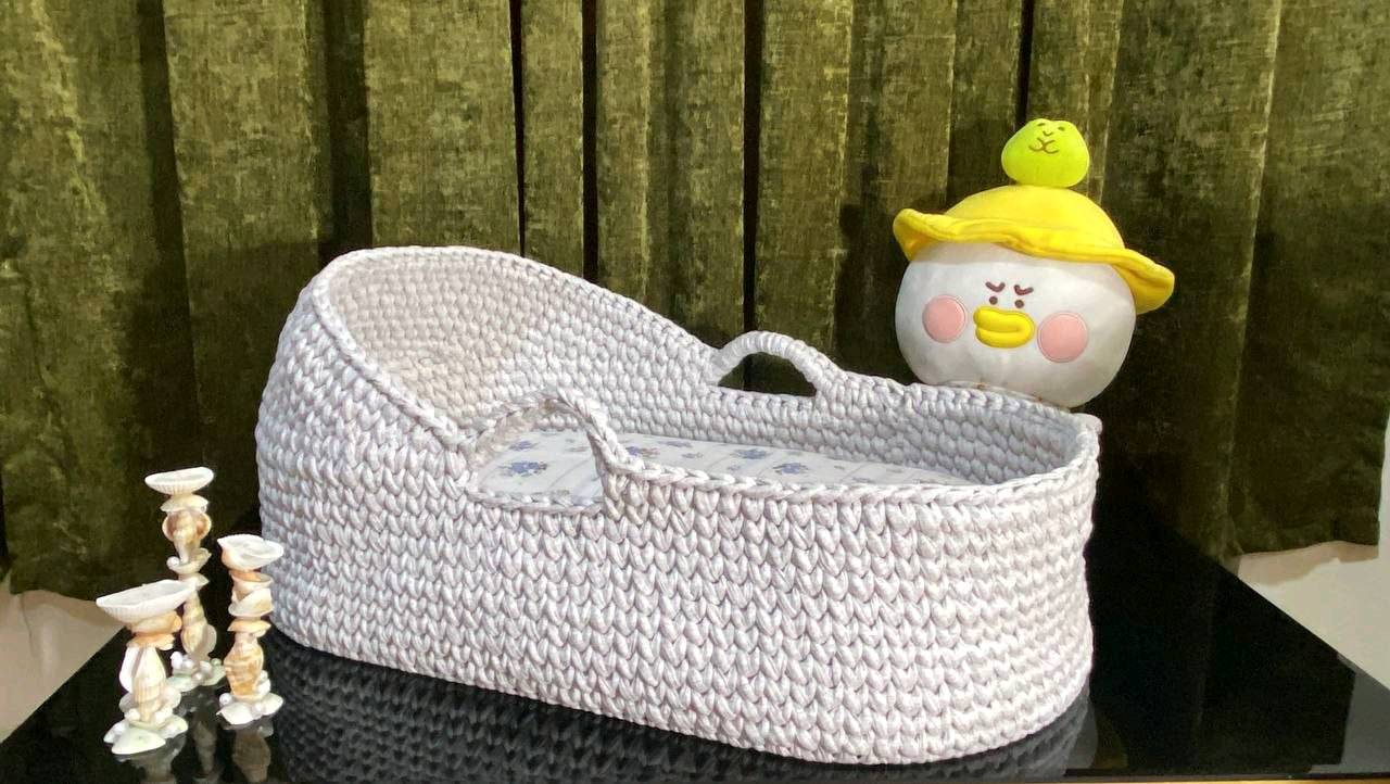 🧸 كريكوت أطفال كروشيه 🧸

راحة، أناقة، ولمسة دافئة لطفلك منذ أيامه الأولى. 🤍
مصنوع يدويًا بعناية فائقة ليمنح صغيرك مكانًا مريحًا وآمنًا للراحة، مع تصميم بسيط يناسب مختلف ديكورات غرف الأطفال.

✨ مناسب لاستقبال المولود الجديد، والتصوير، والهدايا المميزة.

📏 القياس: 70 × 40 سم.

💰 الأسعار: 🛏️ مع الدوشك + المخدة: 65,000 دينار. 🧺 بدون الدوشك + المخدة: 55,000 دينار.

🎨 متوفر بالتنفيذ حسب الطلب. 🧵 صناعة يدوية بإتقان وعناية.
