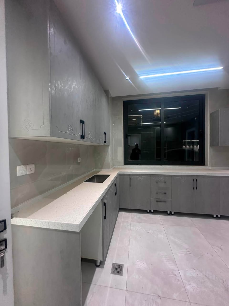 🏠 شقة فاخرة للإيجار - (زيرو / غير مسكونة سابقاً) 🏠
للإيجار، تتميز بأعلى مواصفات البناء والتصاميم العصرية (VVIP).

📌 الموقع: موقع استراتيجي ومرتب جداً، مقابيل مطعم فيتامين 

طابق أرضي بإطلالة مباشرة على الشارع العام.

📐المساحة: 120 متر مربع بتوزيع ذكي واستغلال ممتاز للمساحات.✨ 

المواصفات والخدمات الذكية:نظام ذكي: أبواب ذكية (Smart Doors) لحماية وأمان عالي.

التبريد: منظومة سبلت مركزي متكاملة (عدد 4 قطع).

المطبخ: مطبخ إيطالي راقٍ بتصميم عصري جاهز للاستخدام.

الإضاءة: إنارة حديثة متكاملة (لدات سقف مخفية وديكورات ضوئية مميزة).

اللمسات الفنية: إنهاءات معمارية وهندسة داخلية ممتازة (هندر كام ولمسات عصرية).

📞 للتواصل والاستفسار مباشر مع

المهندس مهيمن اللامي: 

***********
